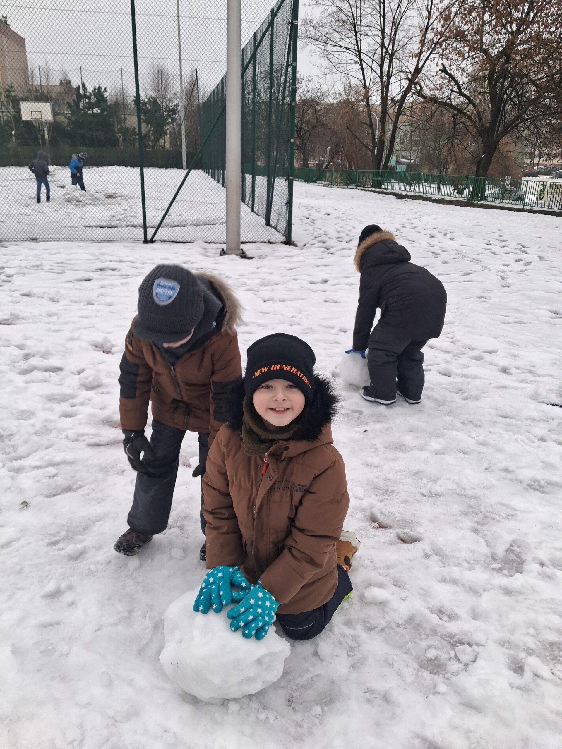 Zabawy na śniegu klasy 1a