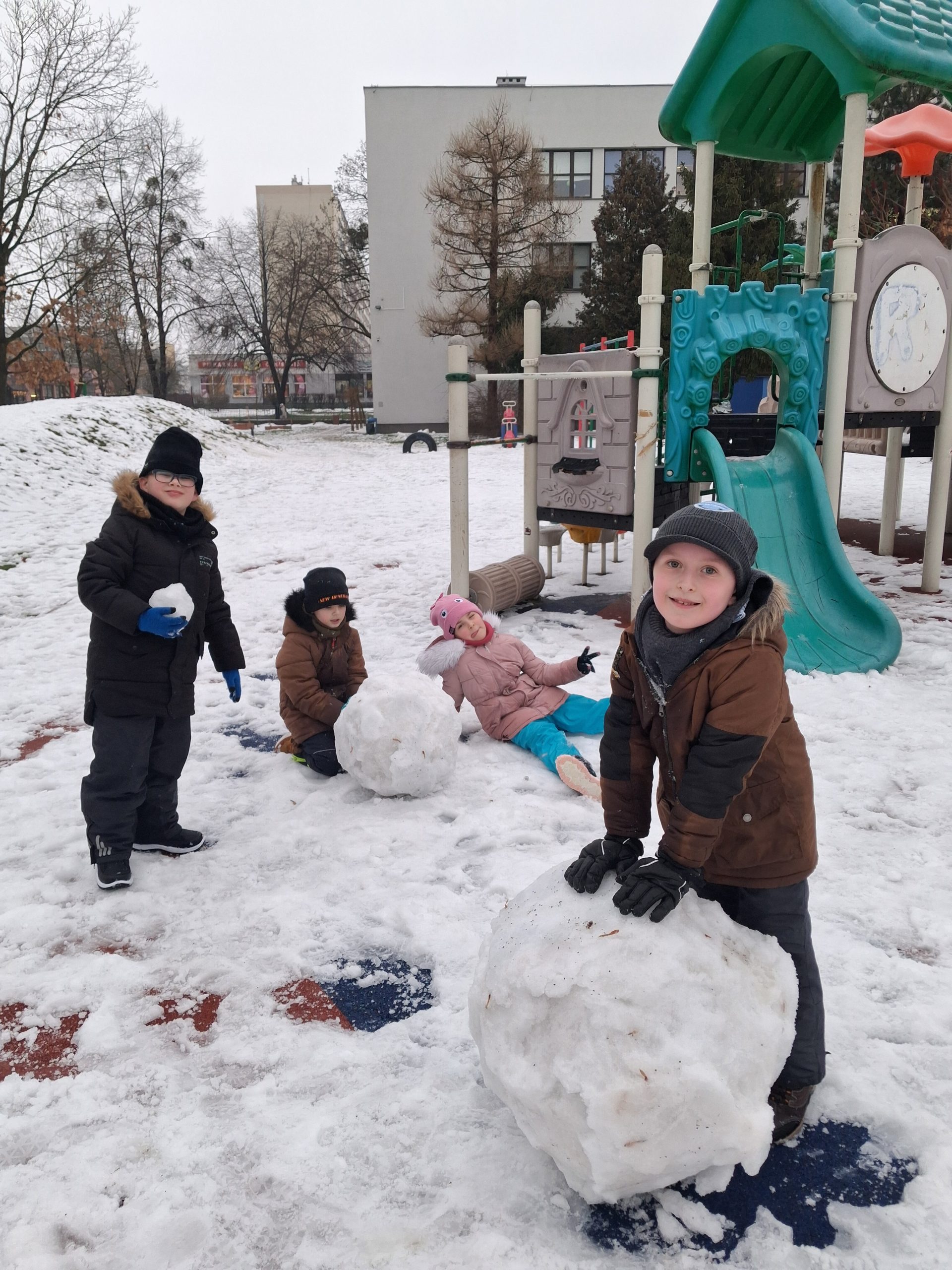 Zabawy na śniegu klasy 1a