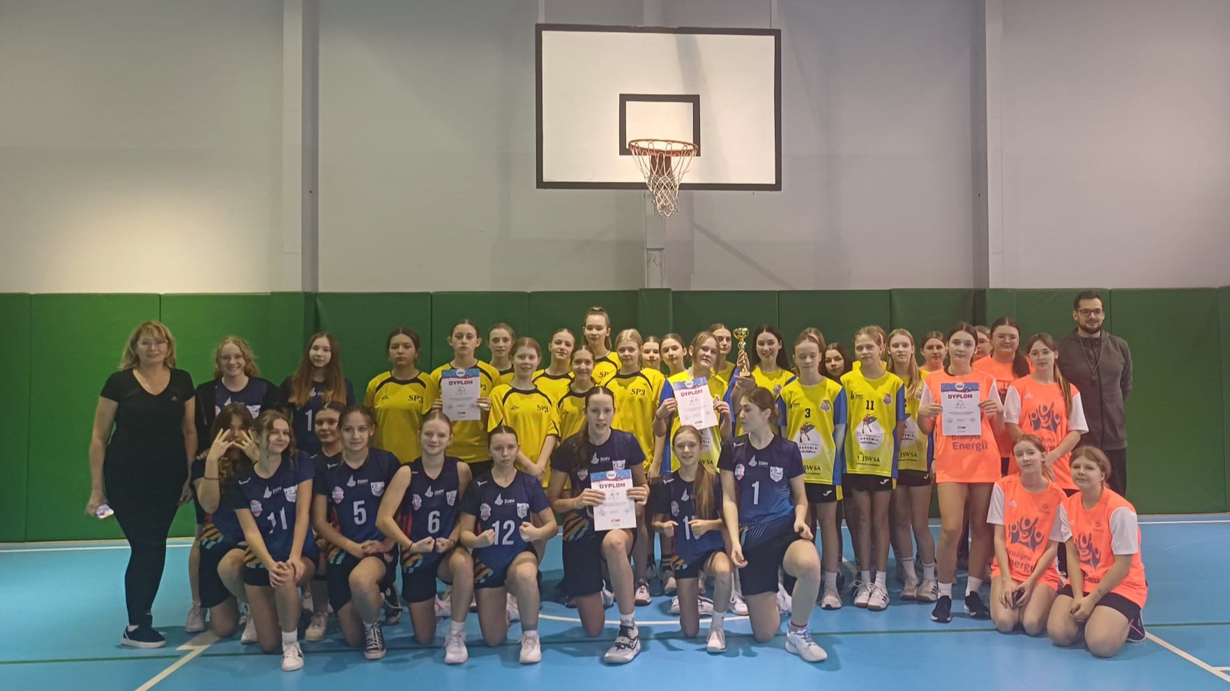 Uczniowie podczas zawodów sportowych.