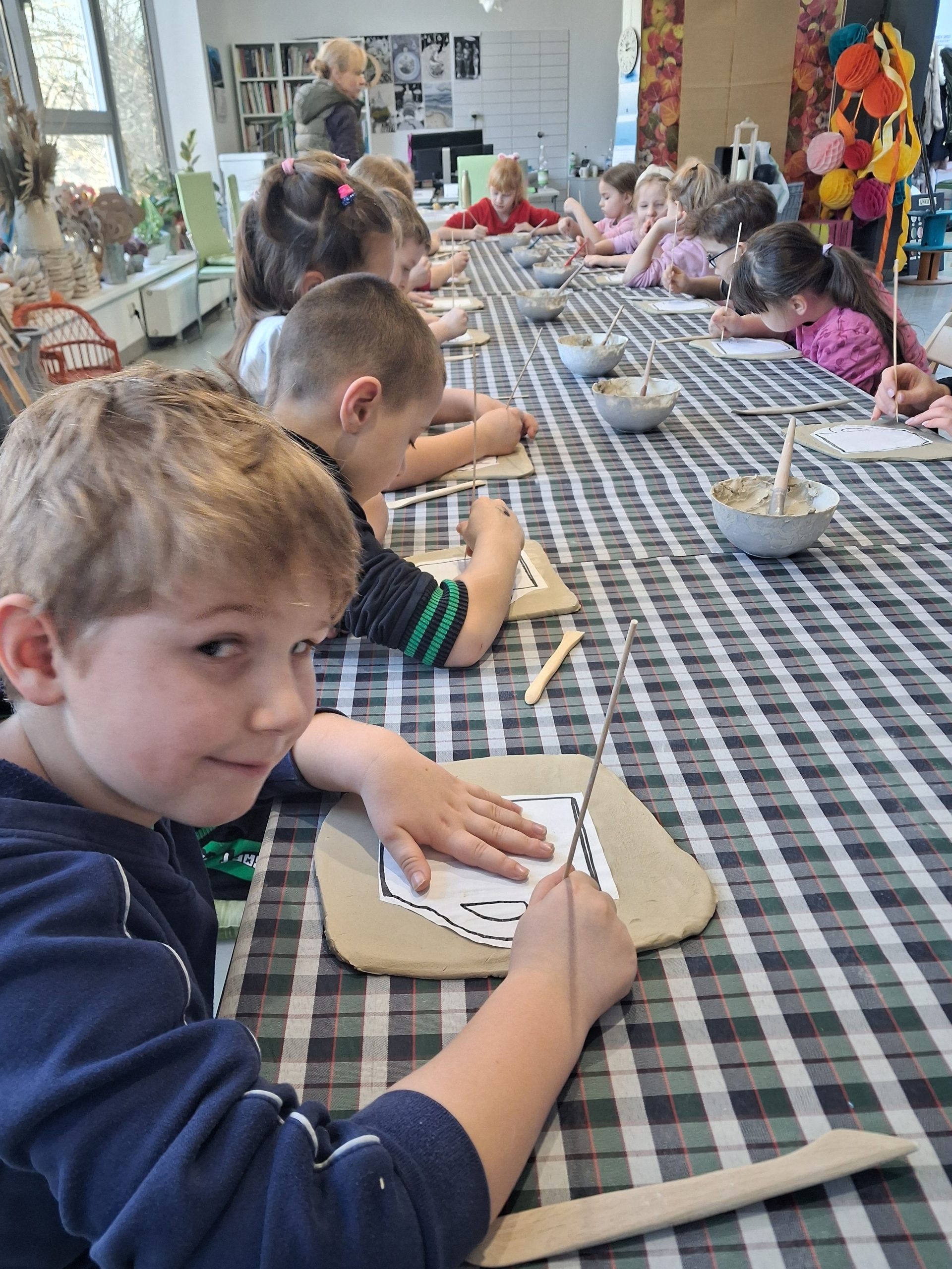 Uczniowie klasy 1a podczas warsztatów ceramicznych.