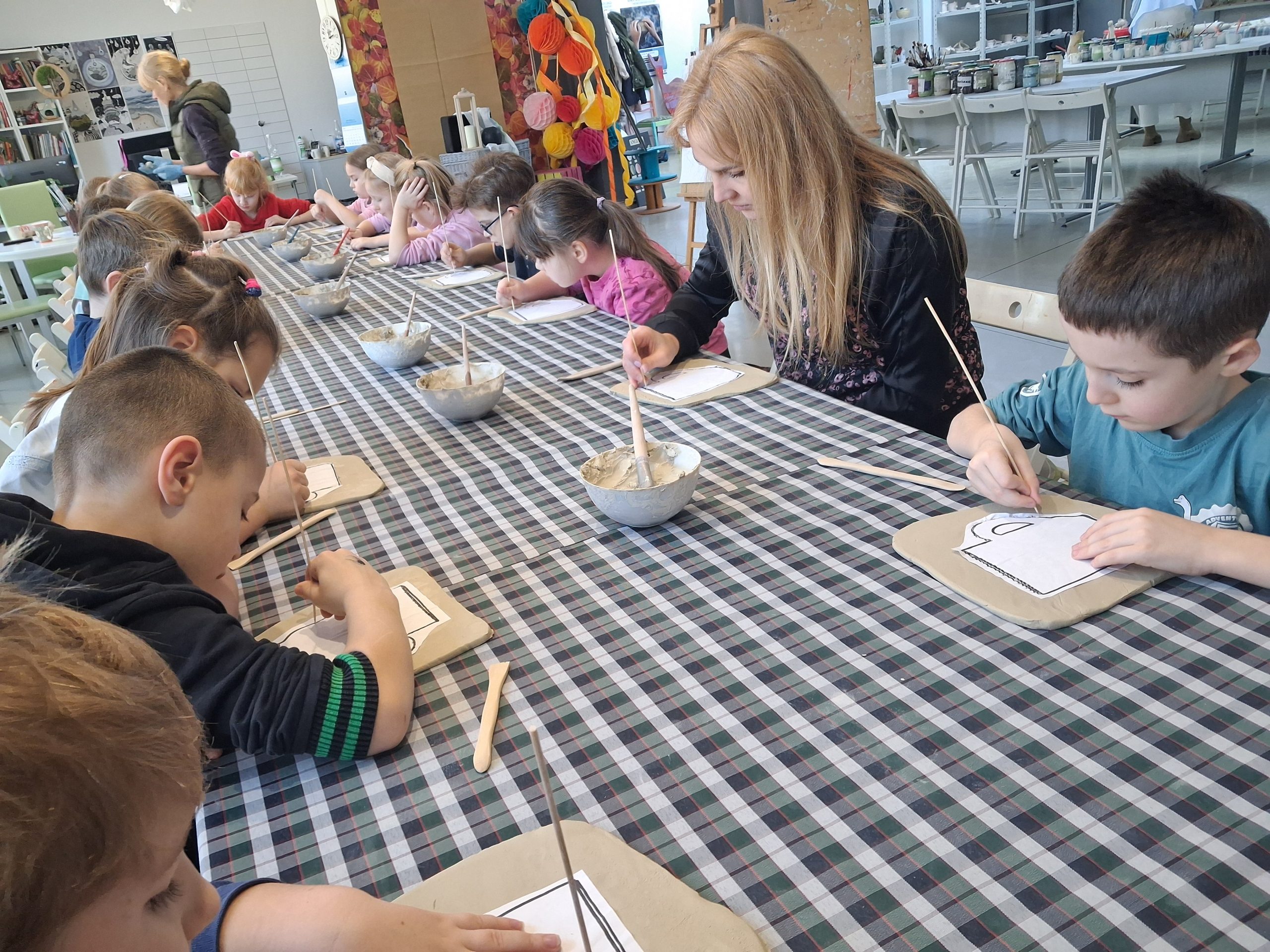 Uczniowie klasy 1a podczas warsztatów ceramicznych.
