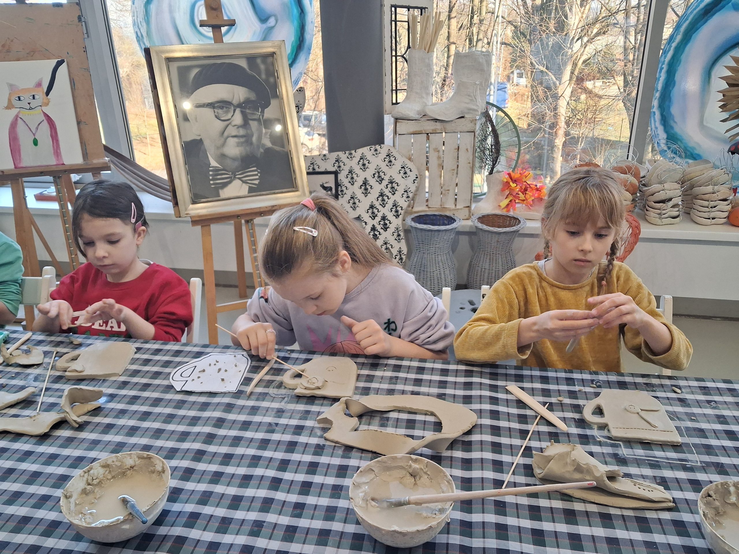 Uczniowie klasy 1a podczas warsztatów ceramicznych.