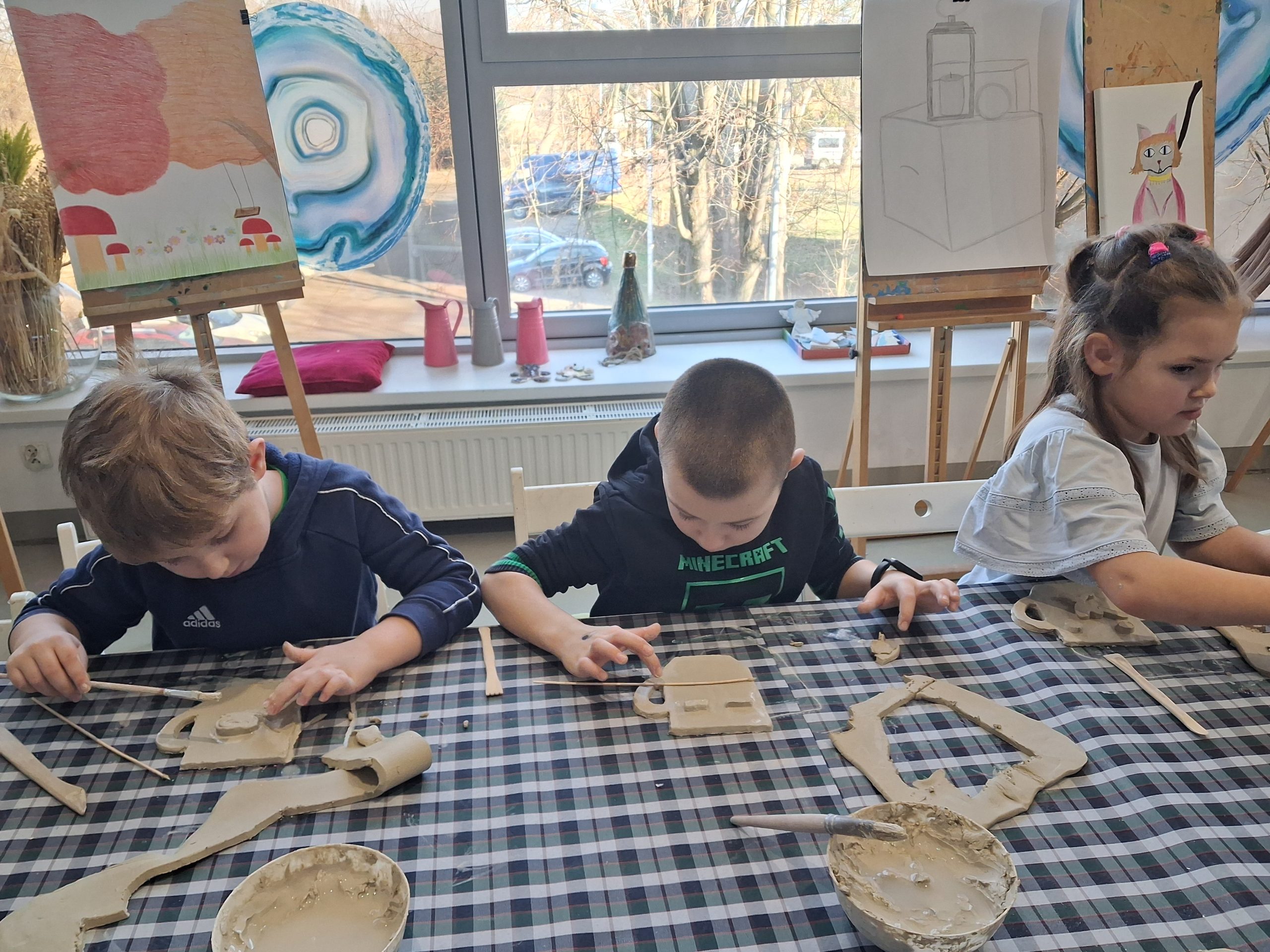 Uczniowie klasy 1a podczas warsztatów ceramicznych.