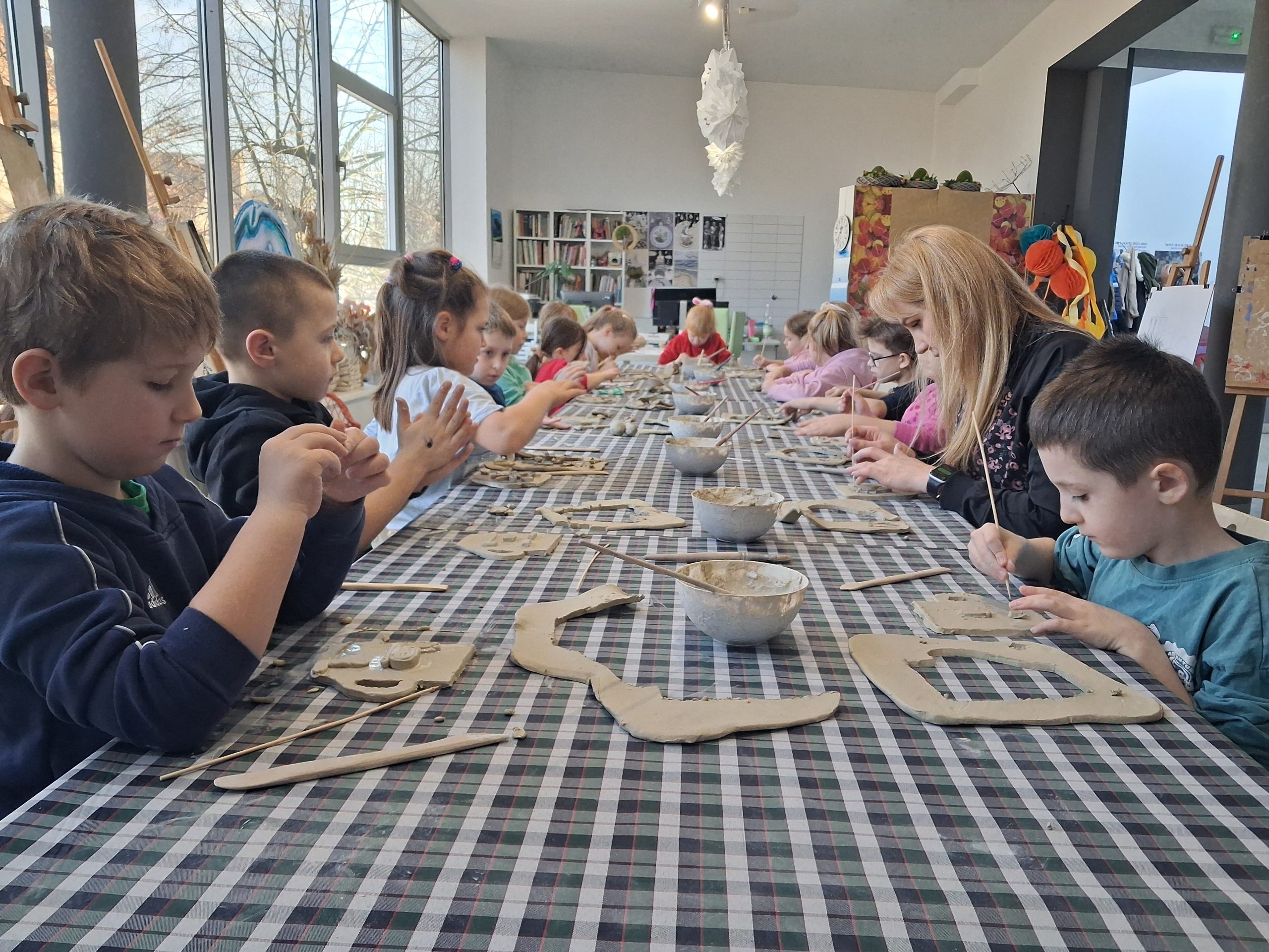 Uczniowie klasy 1a podczas warsztatów ceramicznych.