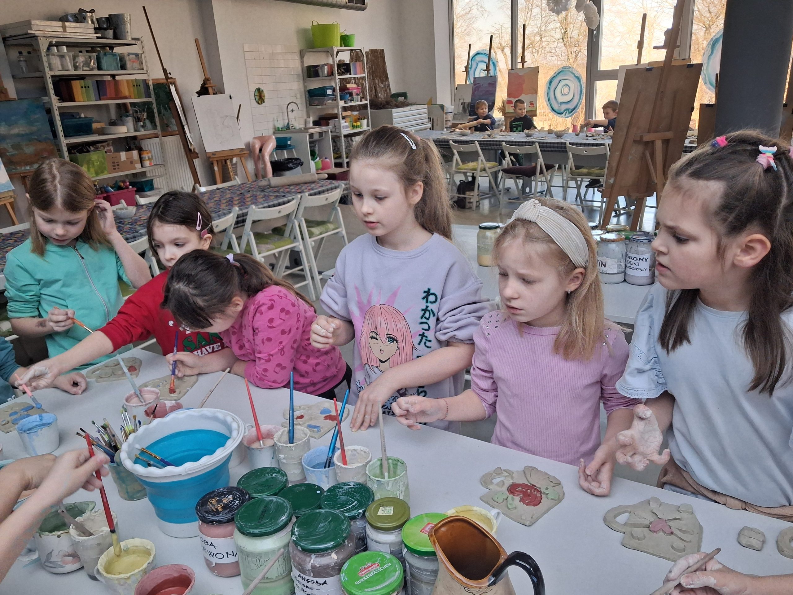 Uczniowie klasy 1a podczas warsztatów ceramicznych.