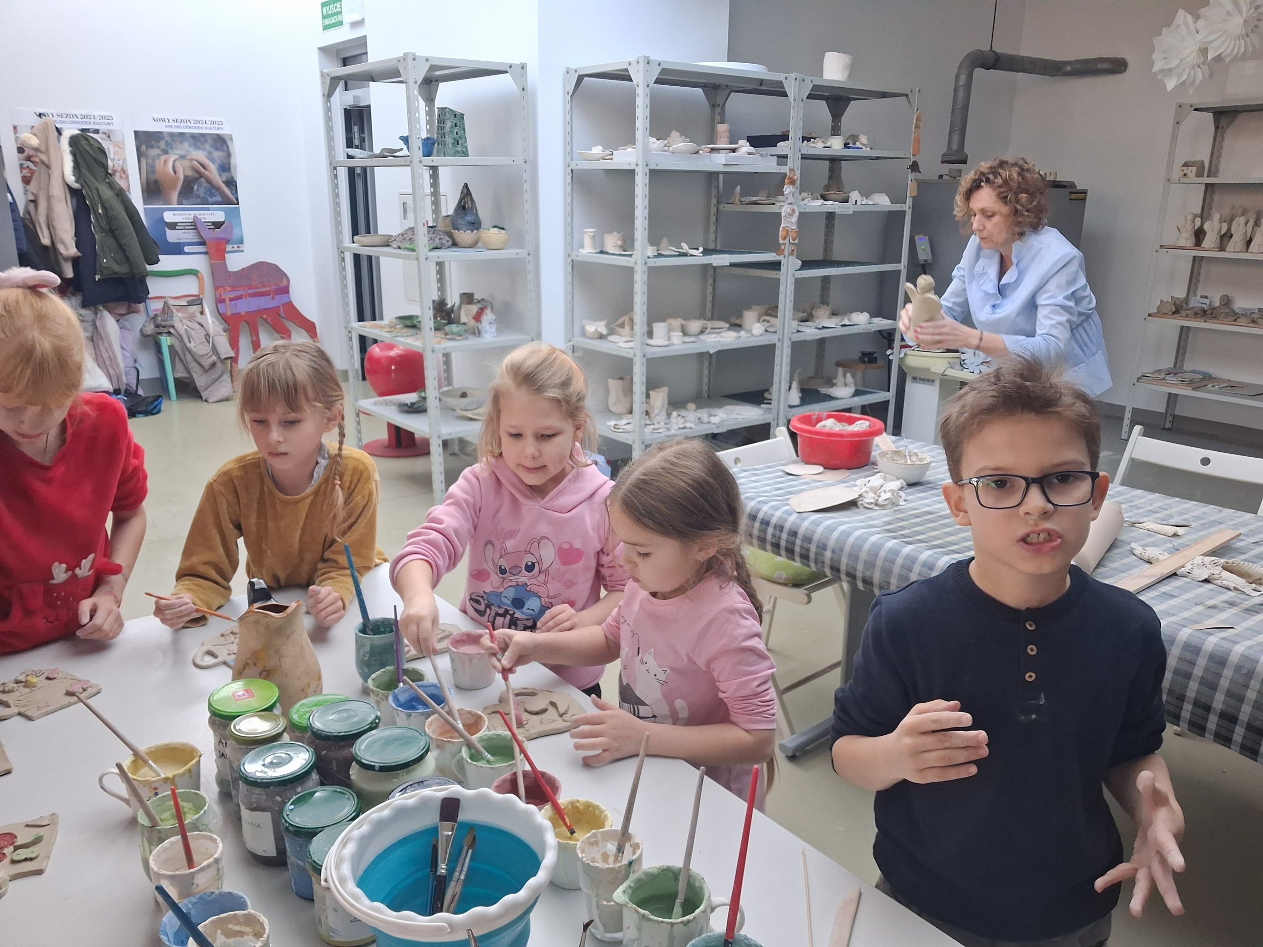 Uczniowie klasy 1a podczas warsztatów ceramicznych.