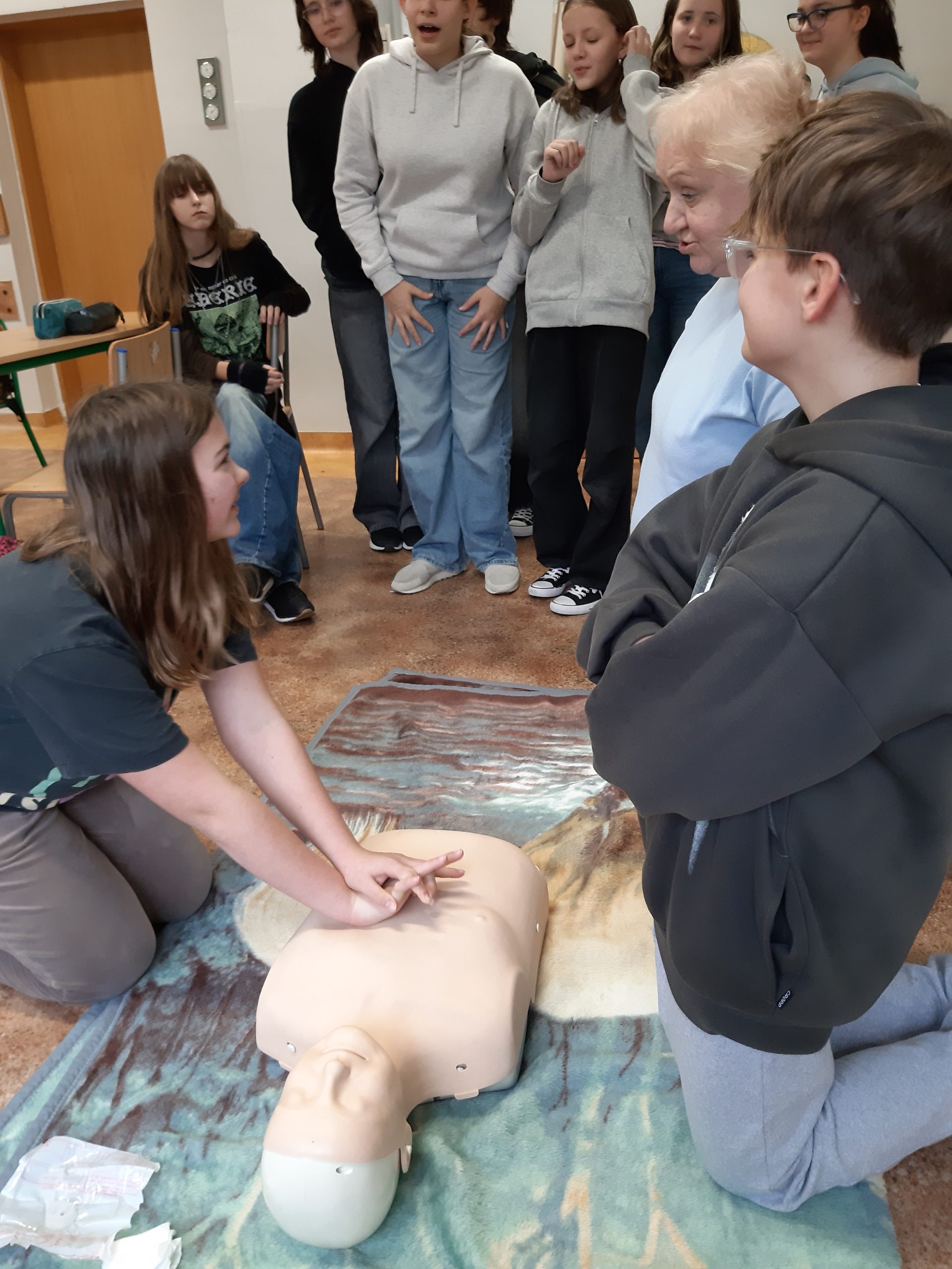 Zajęcia pierwszej pomocy w klasie 6b