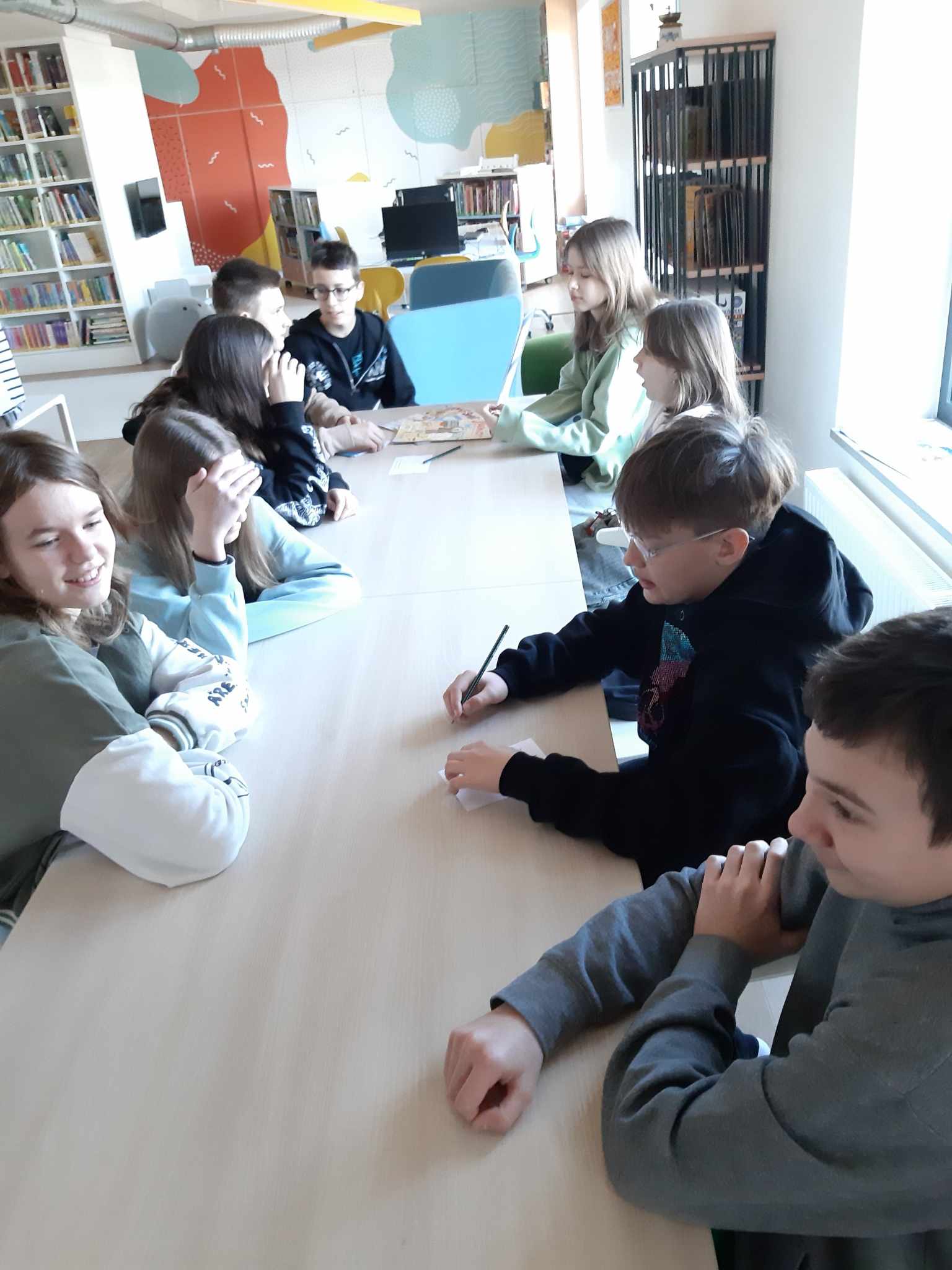 Klasa 6b na warsztatach ,,Moc słów, czyli o tym, jak ważna jest odpowiedzialność za wypowiadane słowa"