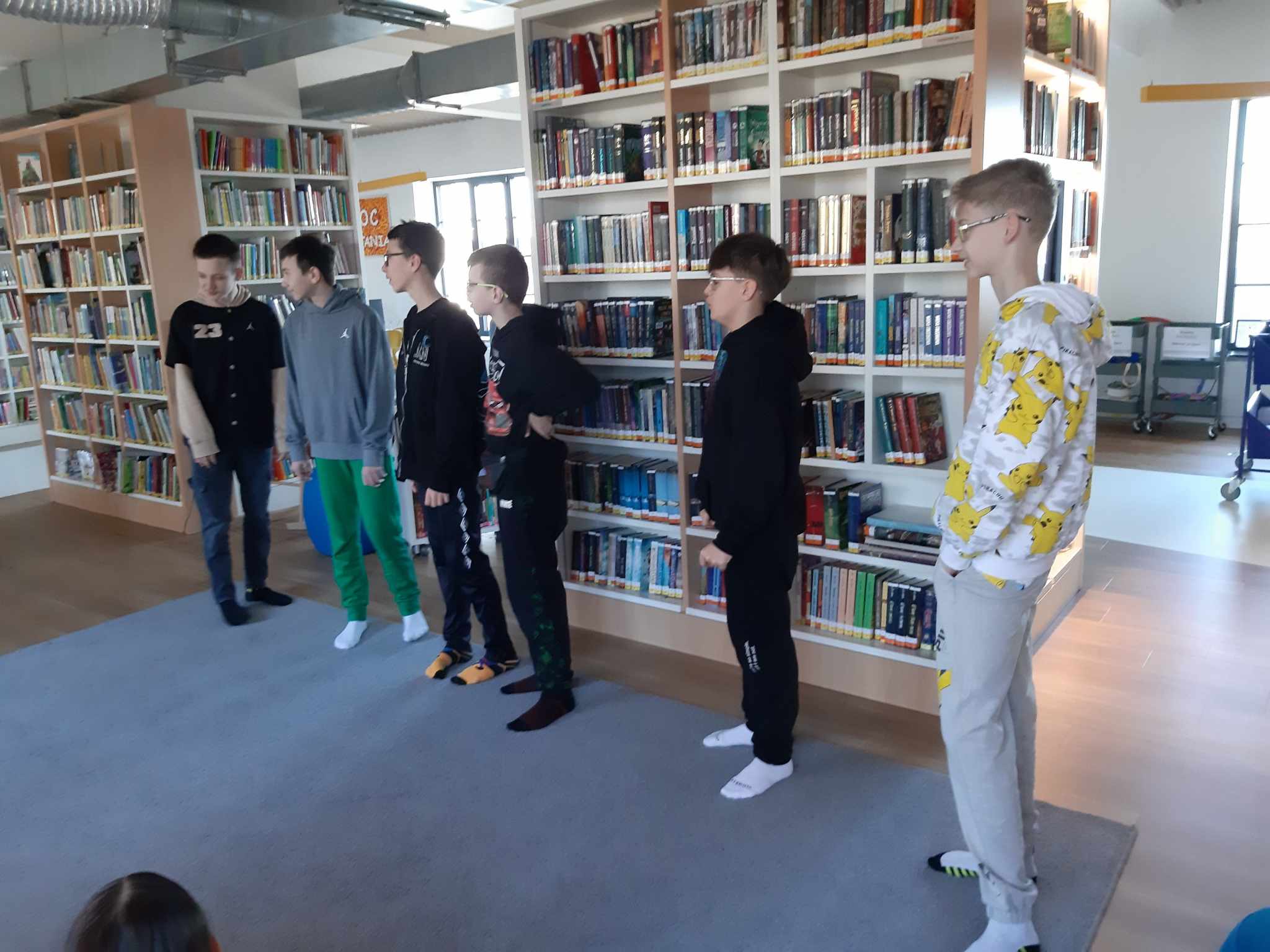 Klasa 6b na warsztatach ,,Moc słów, czyli o tym, jak ważna jest odpowiedzialność za wypowiadane słowa"