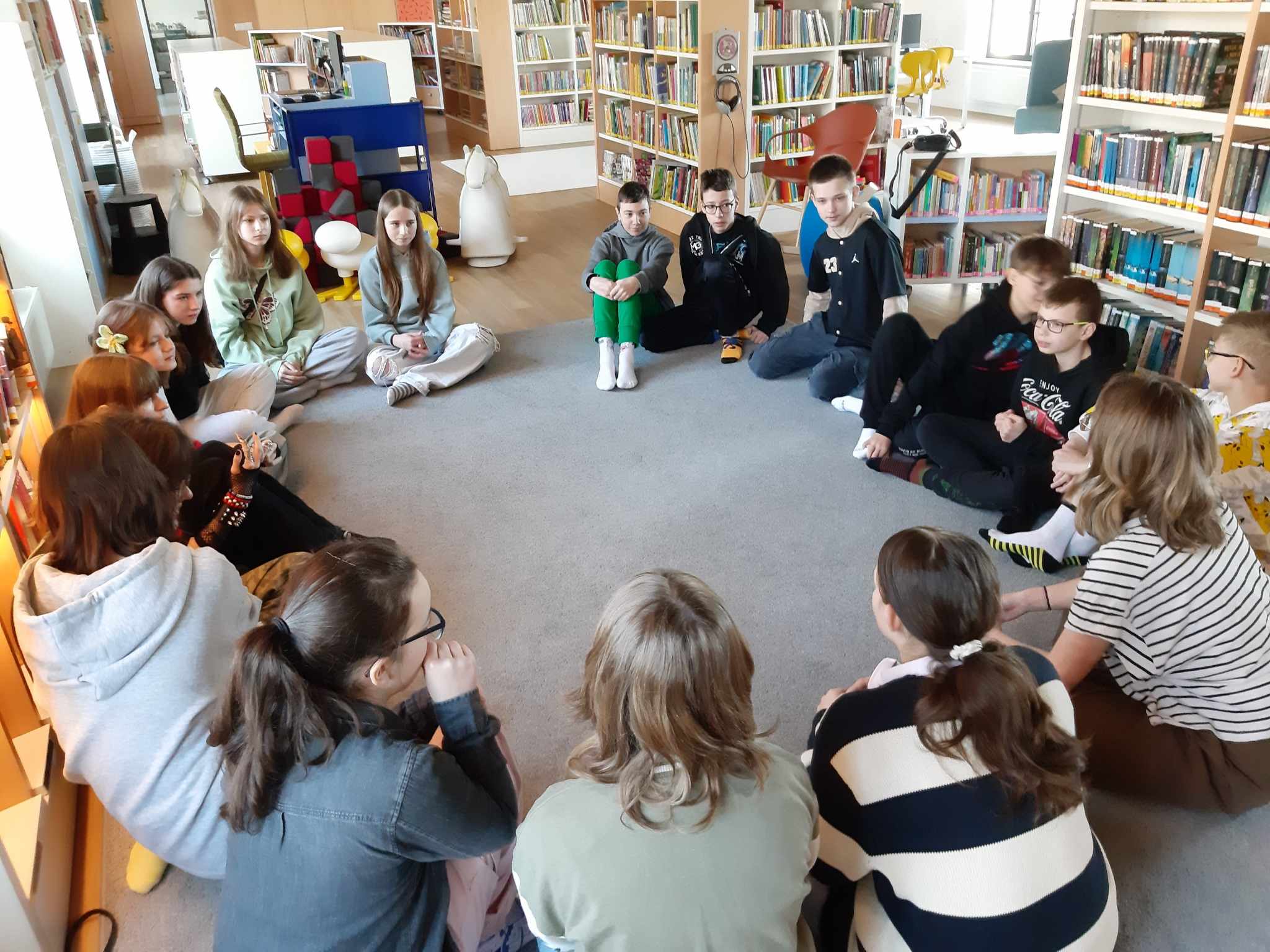 Klasa 6b na warsztatach ,,Moc słów, czyli o tym, jak ważna jest odpowiedzialność za wypowiadane słowa"