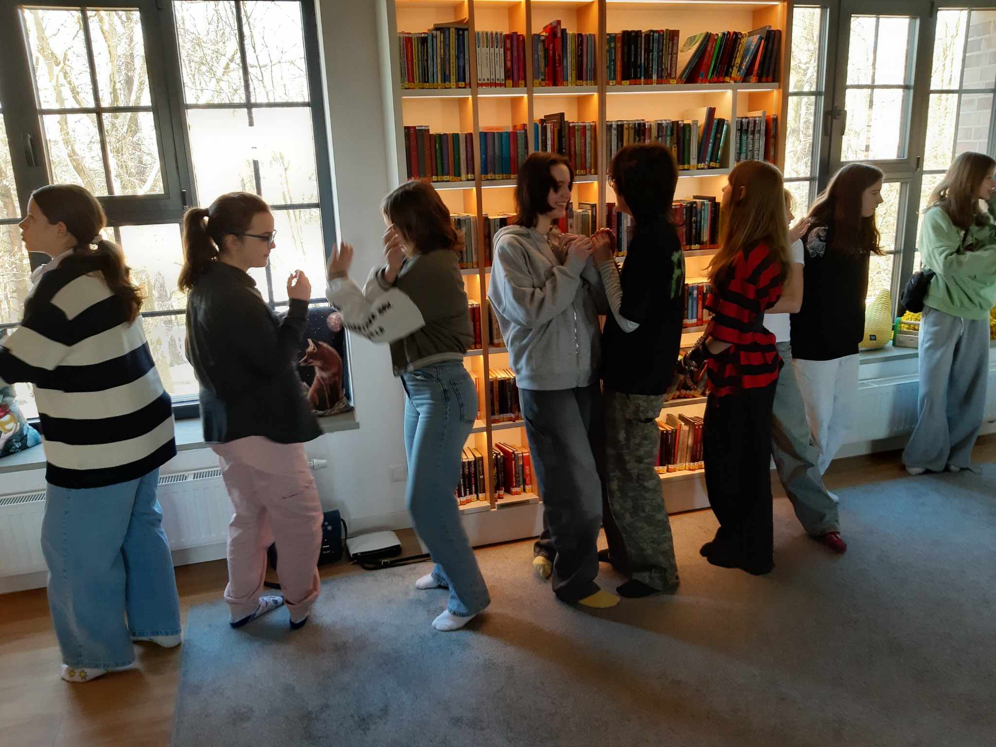 Klasa 6b na warsztatach ,,Moc słów, czyli o tym, jak ważna jest odpowiedzialność za wypowiadane słowa"