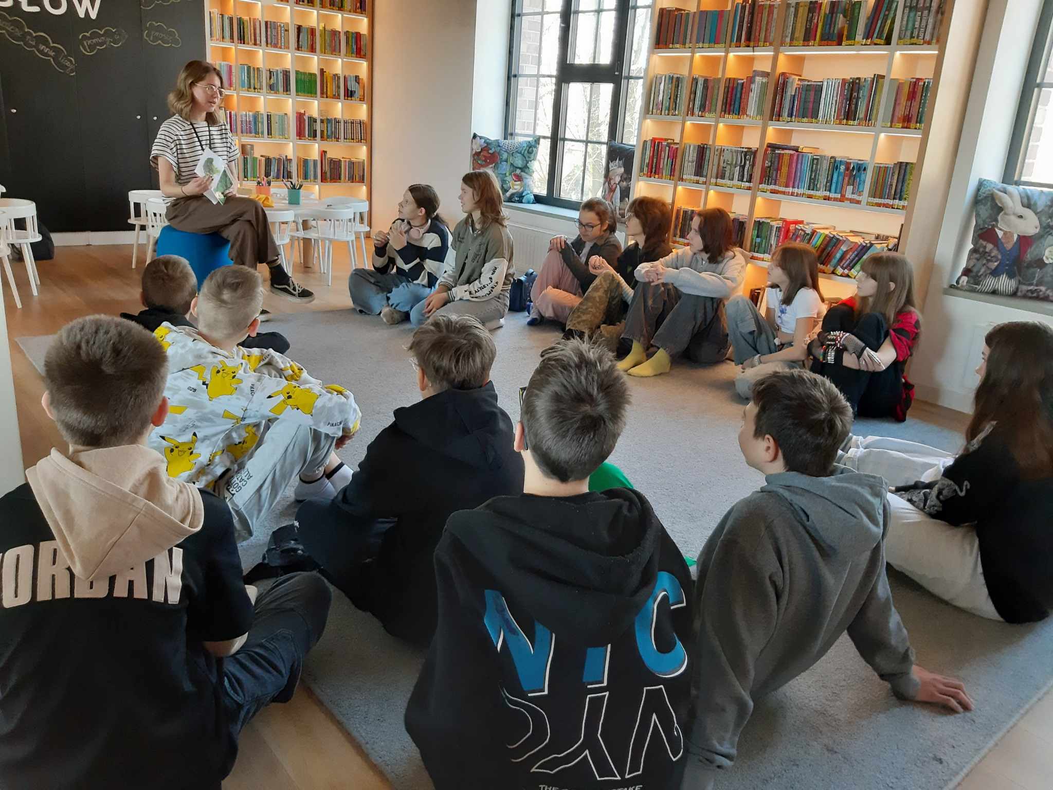 Klasa 6b na warsztatach ,,Moc słów, czyli o tym, jak ważna jest odpowiedzialność za wypowiadane słowa"