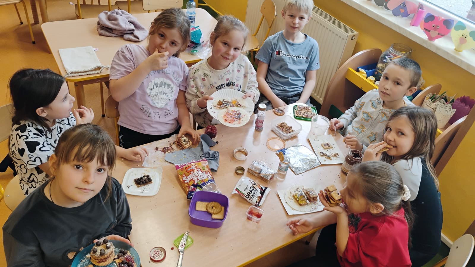 Wychowankowie świetlicy w trakcie zajęć.