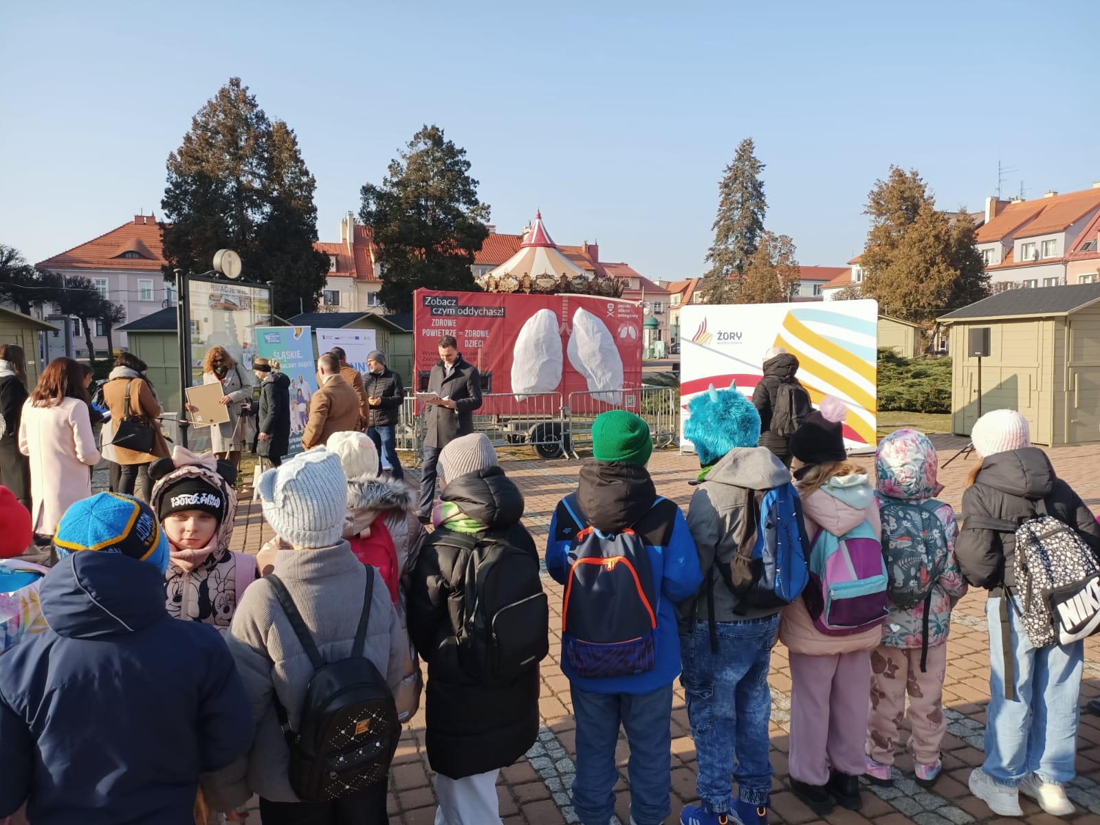 Uczniowie klas 2a i 3c podczas udziału w kampanii promującej wspólne dbanie o czyste powietrze prowadzonej przez Polski Alarm Smogowy.