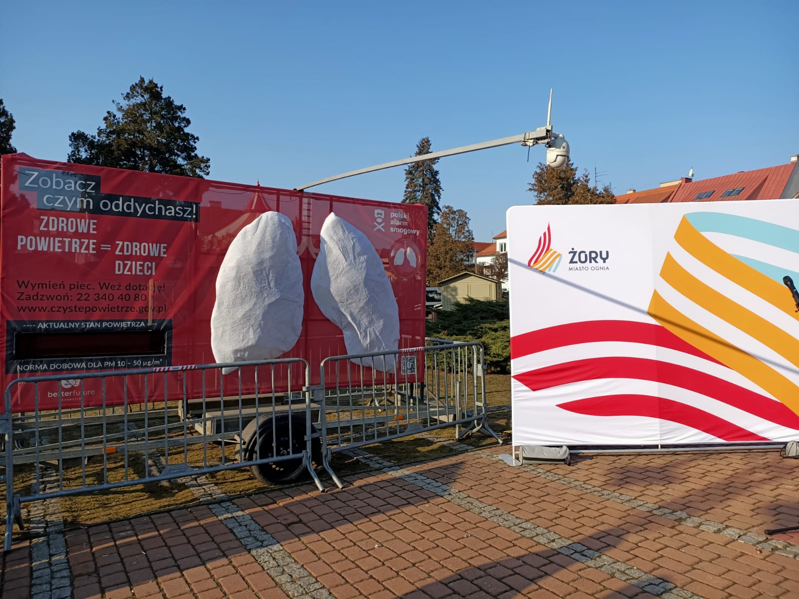 Uczniowie klas 2a i 3c podczas udziału w kampanii promującej wspólne dbanie o czyste powietrze prowadzonej przez Polski Alarm Smogowy.