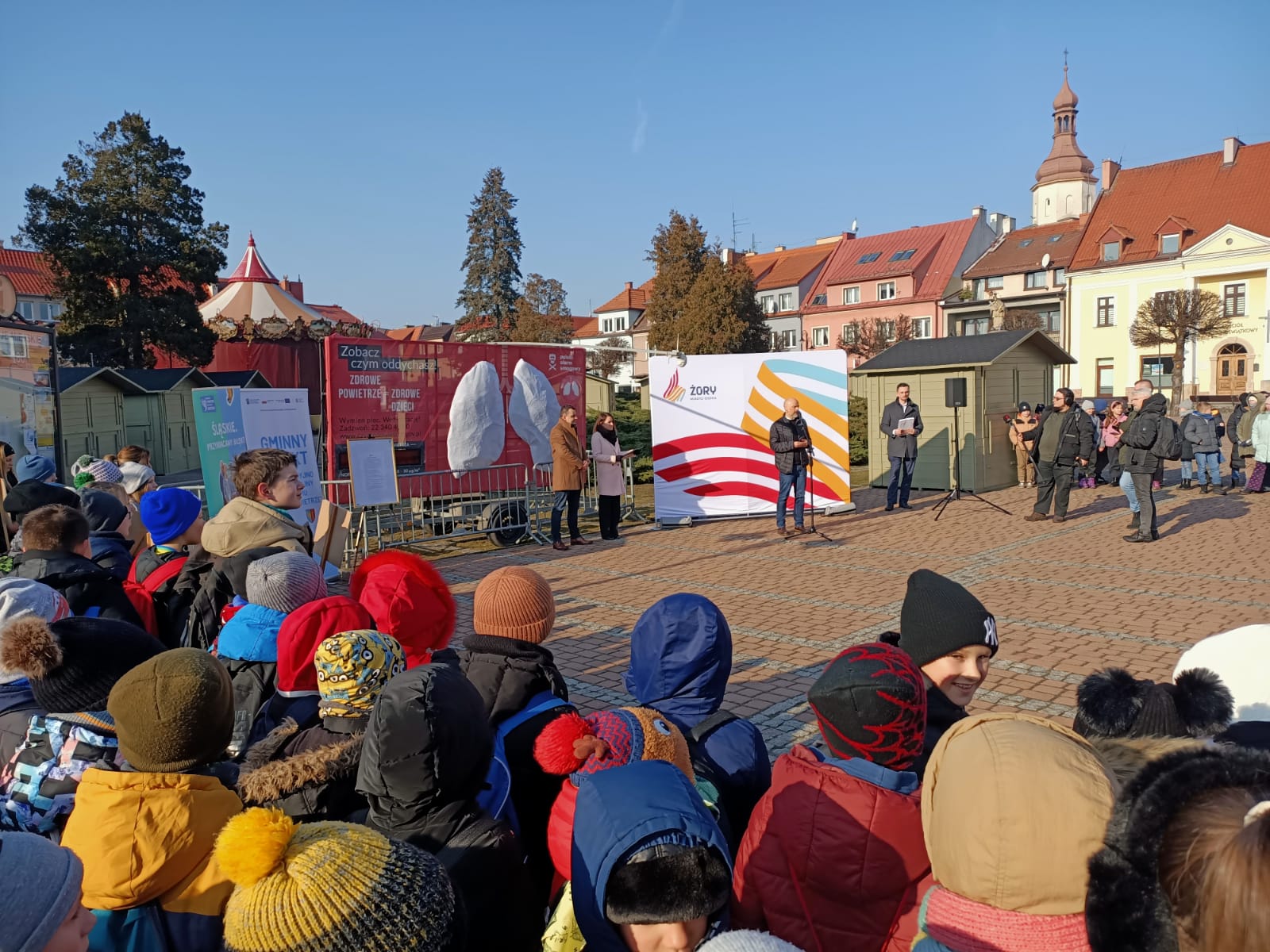 Uczniowie klas 2a i 3c podczas udziału w kampanii promującej wspólne dbanie o czyste powietrze prowadzonej przez Polski Alarm Smogowy.