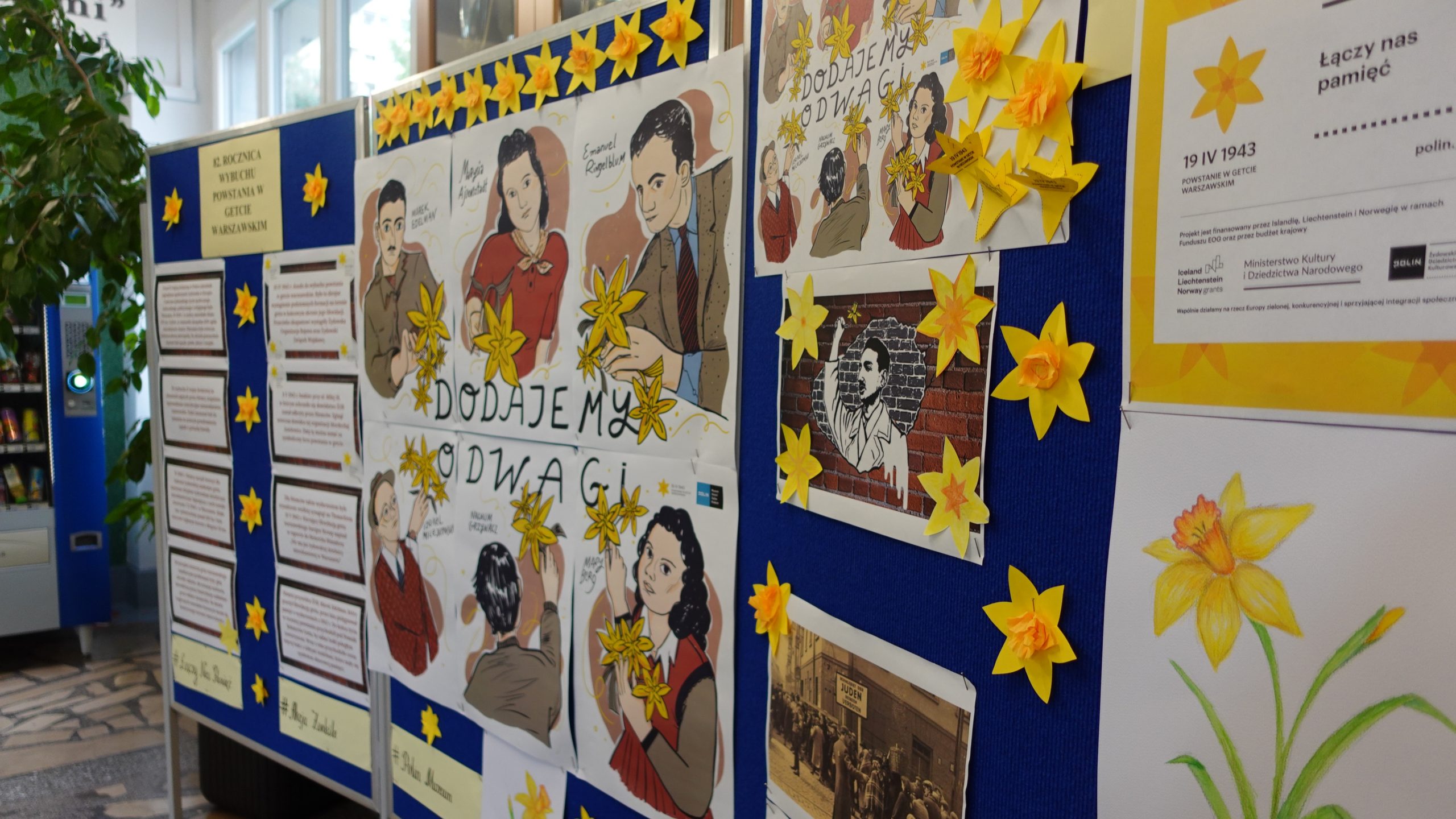 Gazetki poświęcone 82. rocznicy wybuchu powstania w getcie warszawskim.