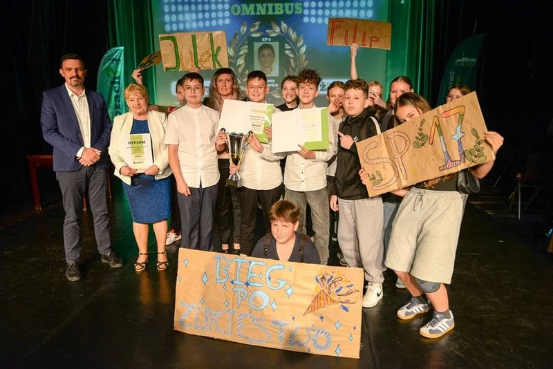 Laureaci oraz organizatorzy konkursu Co wiesz o Żorach?