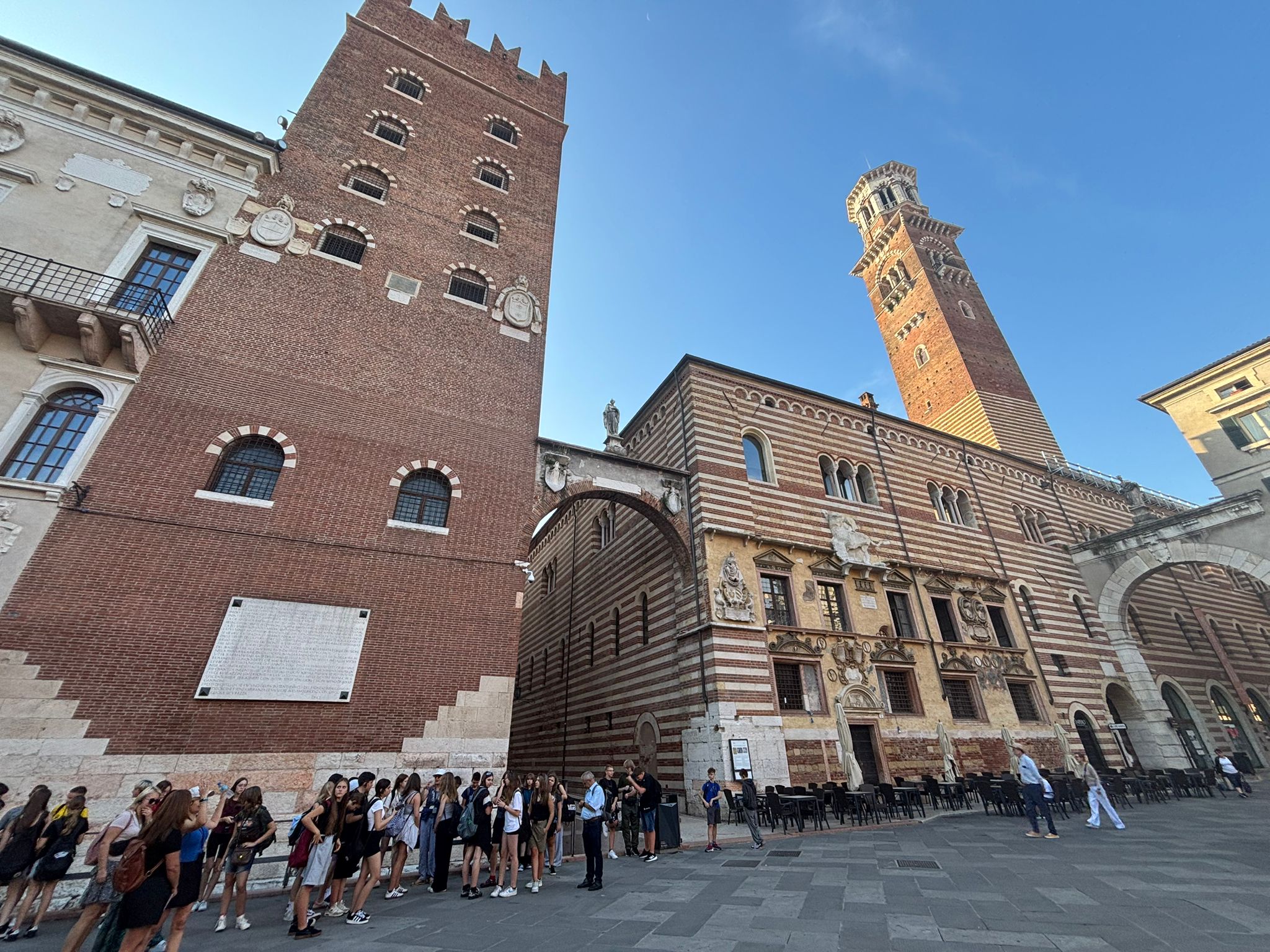 Uczniowie podczas zwiedzania Werony i jeziora Garda