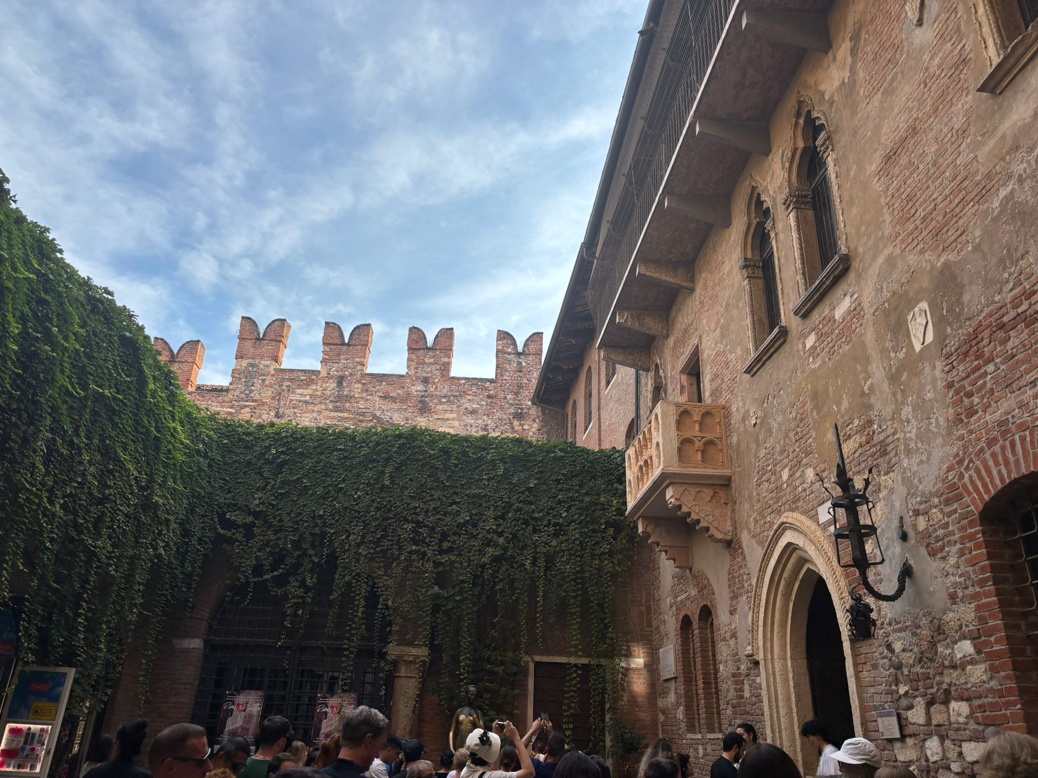 Uczniowie podczas zwiedzania Werony i jeziora Garda