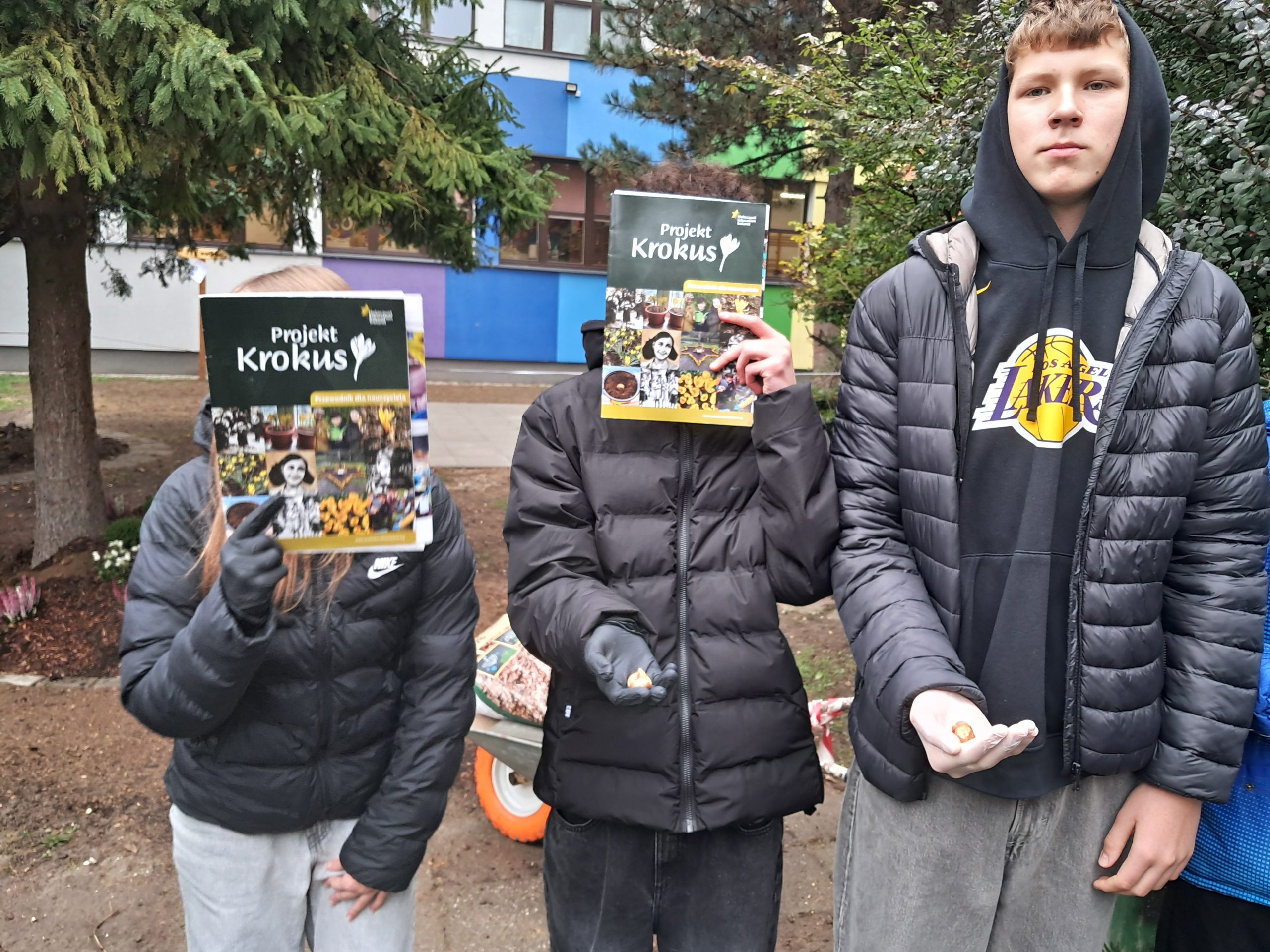 Klasa 7b aktywnie włączyła się w akcję Krokus.