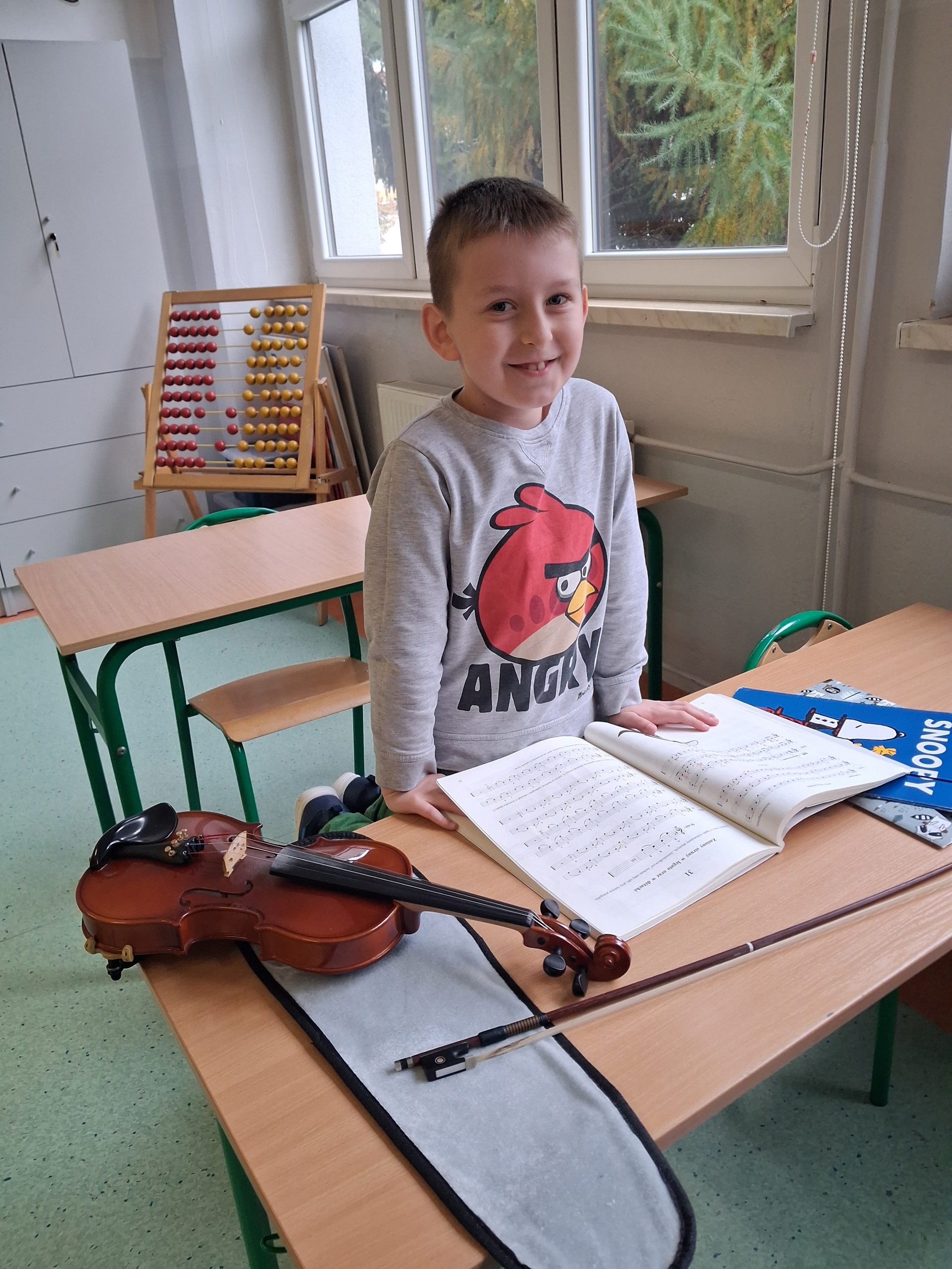 Wiktor gra na skrzypcach.