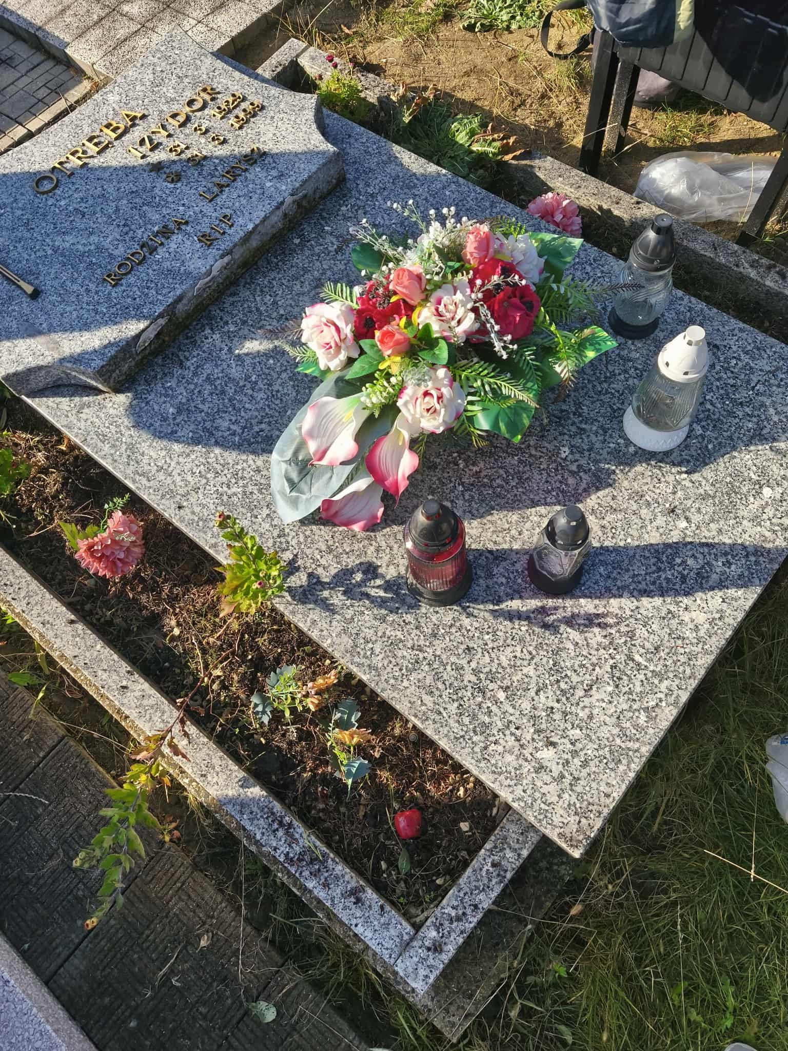 Wyjście szkolnego koła wolontariatu „Super Helpers” na cmentarz parafialny