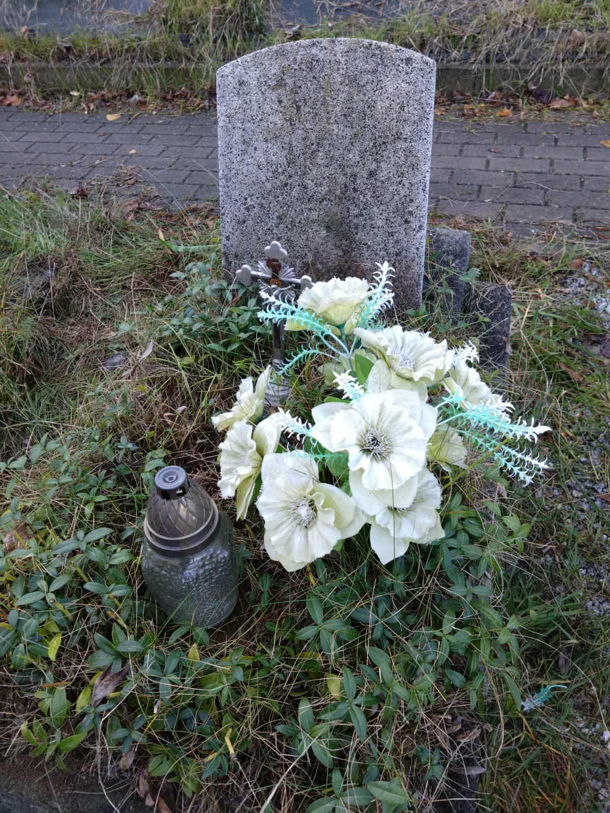 Wyjście szkolnego koła wolontariatu „Super Helpers” na cmentarz parafialny