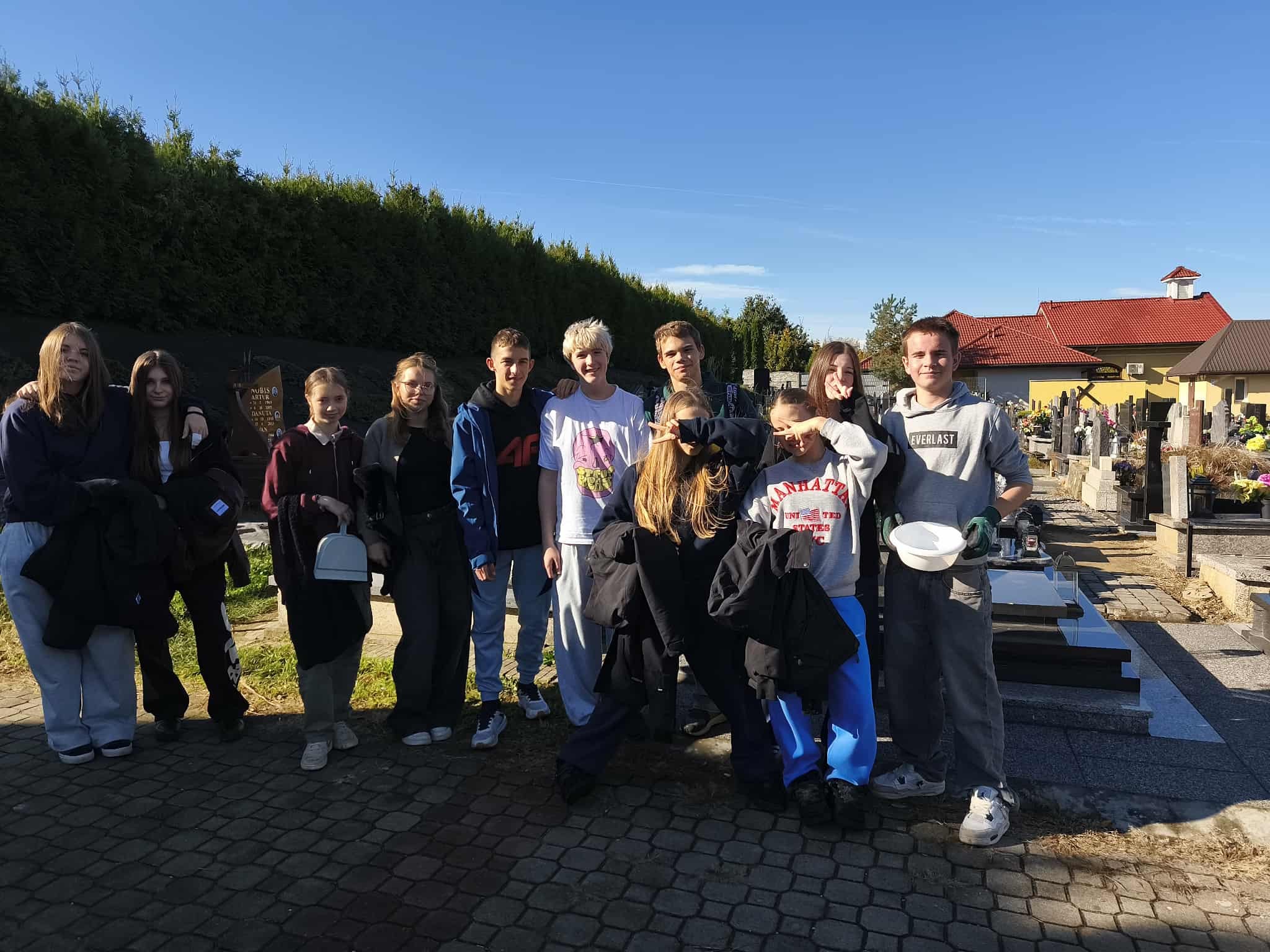 Wyjście szkolnego koła wolontariatu „Super Helpers” na cmentarz parafialny