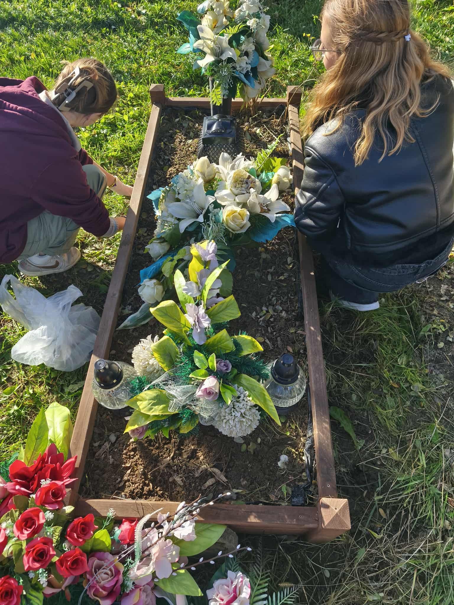 Wyjście szkolnego koła wolontariatu „Super Helpers” na cmentarz parafialny