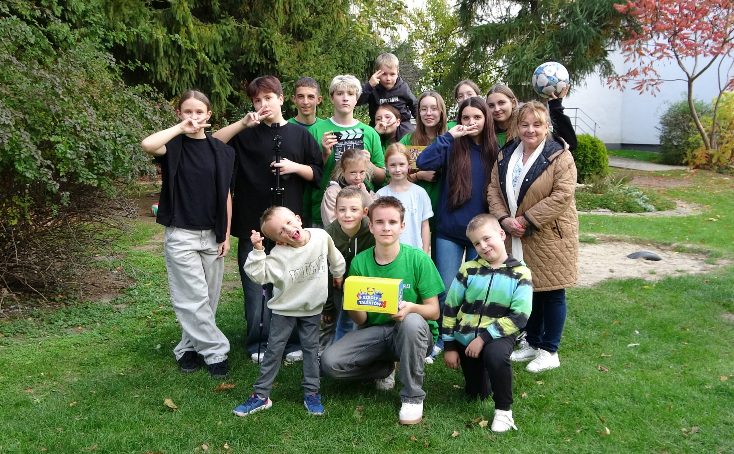 Uczennice i uczniowie biorący udział w akcji.