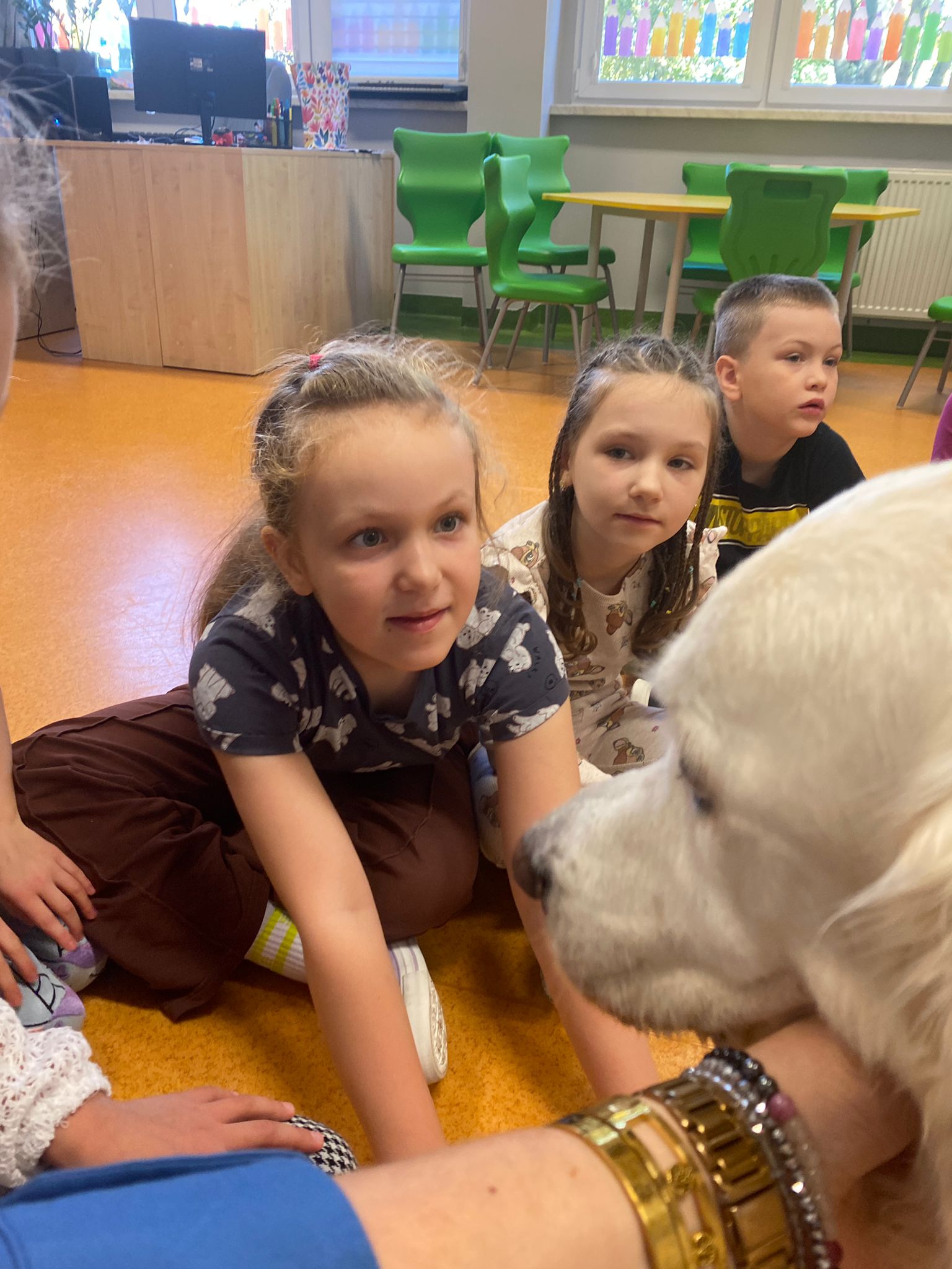 Zajęcia dogoterapii w klasach pierwszych.