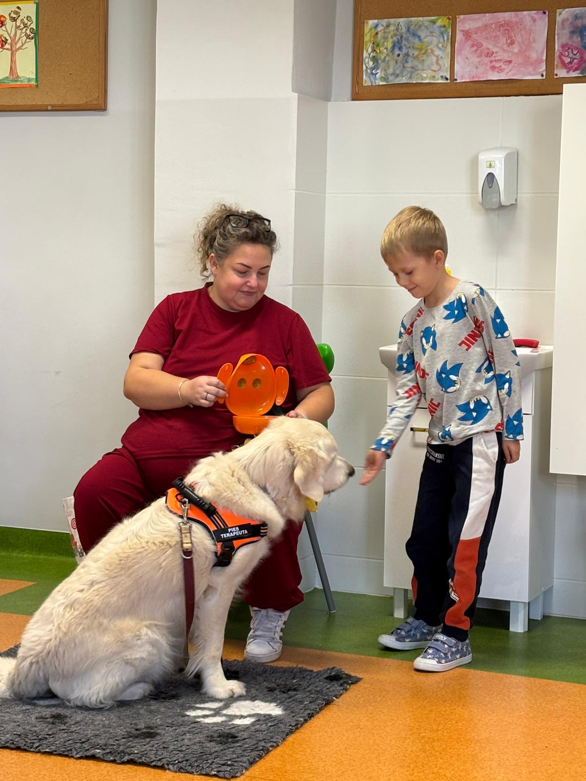 Zajęcia dogoterapii w klasach pierwszych.