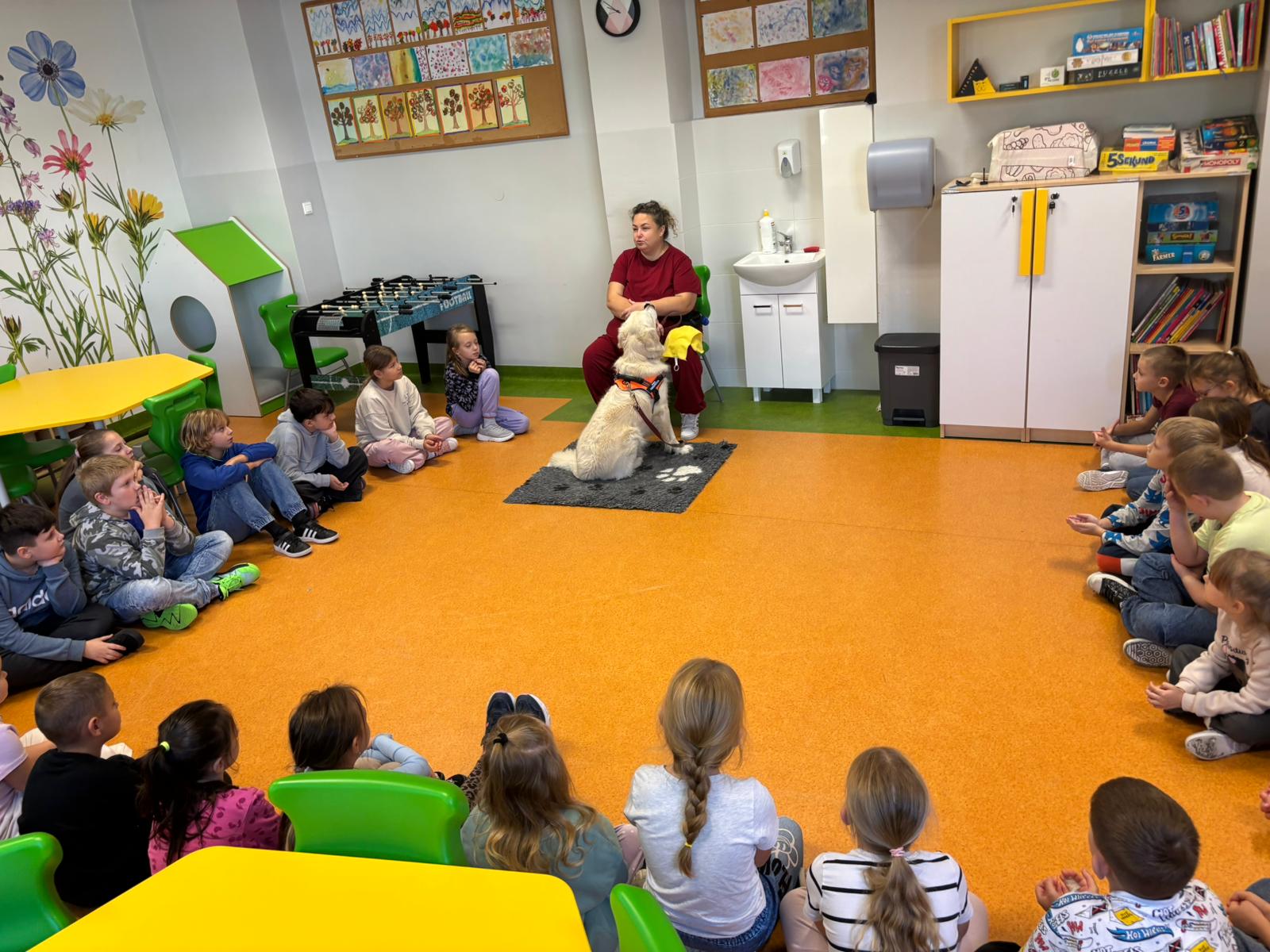 Zajęcia dogoterapii w klasach pierwszych.