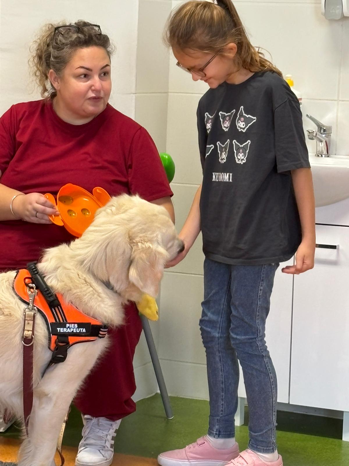 Zajęcia dogoterapii w klasach pierwszych.