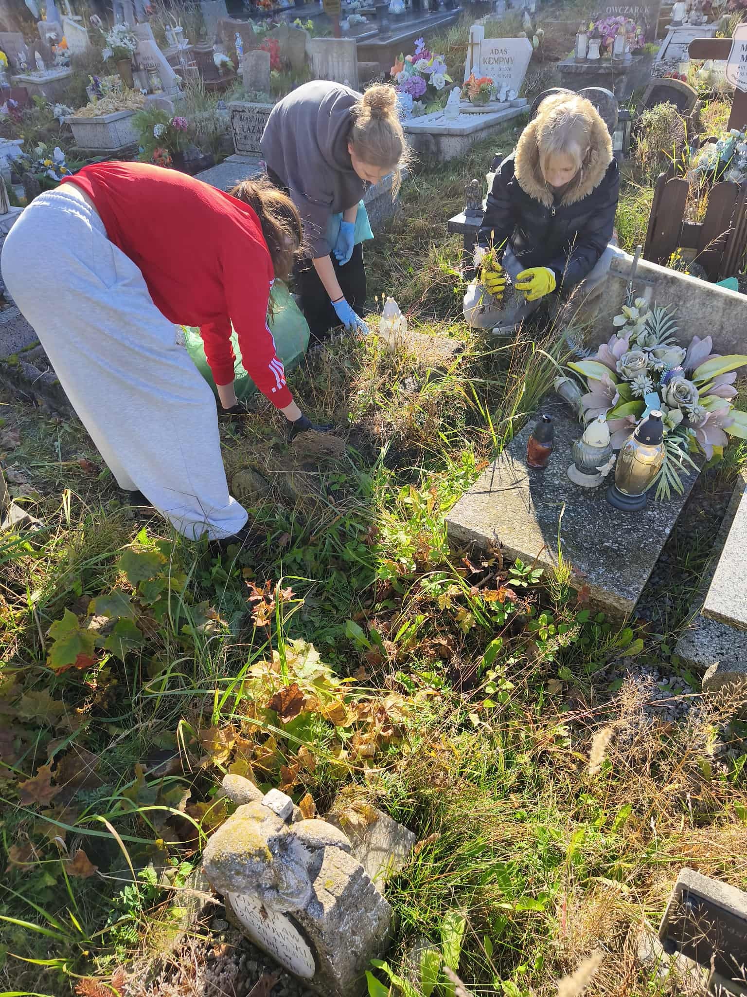 Wyjście szkolnego koła wolontariatu „Super Helpers” na cmentarz parafialny