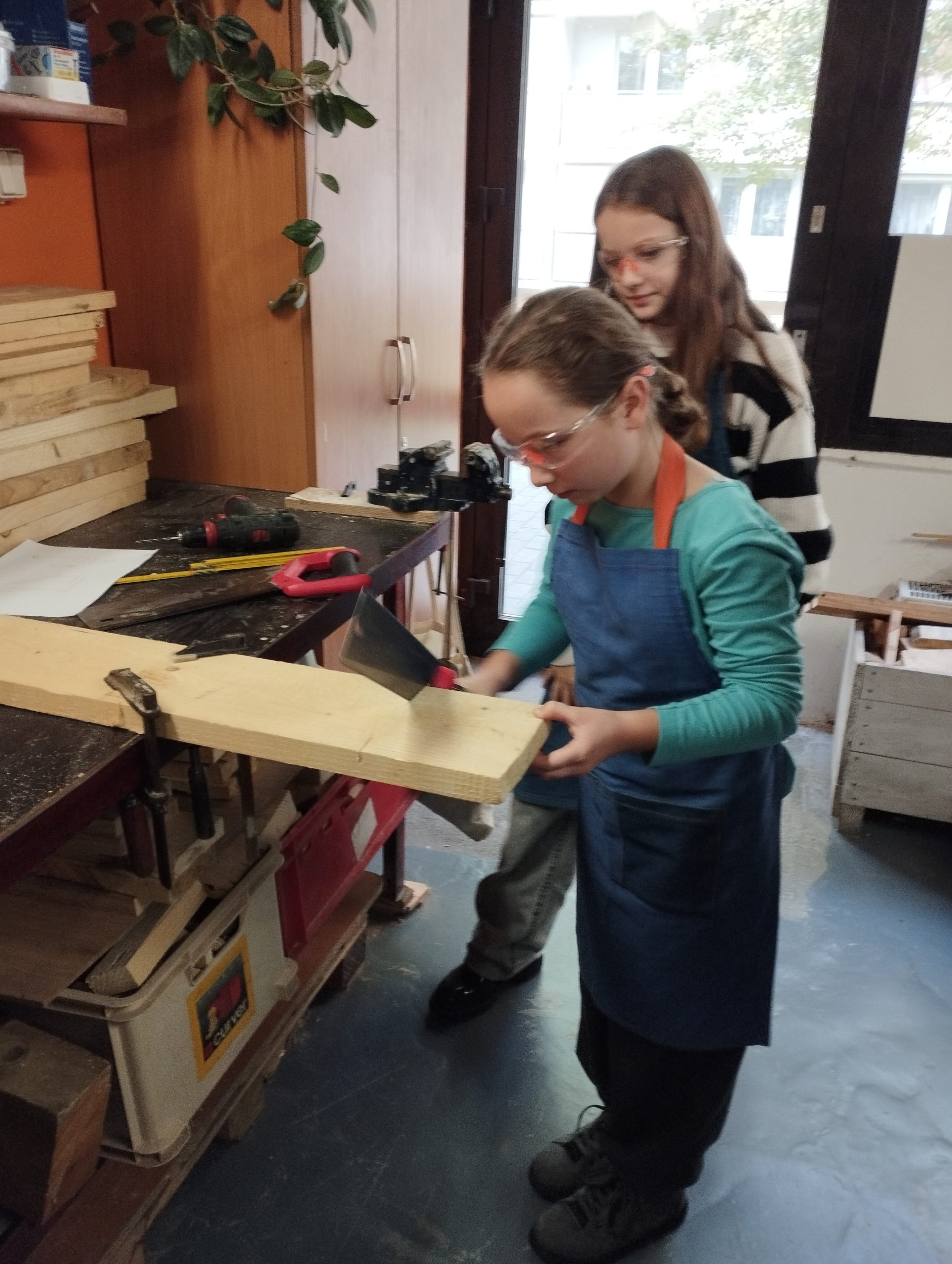 Techniczne i praktyczne zabawy z drewnem – uczniowie klas 5 na warsztatach stolarskich!