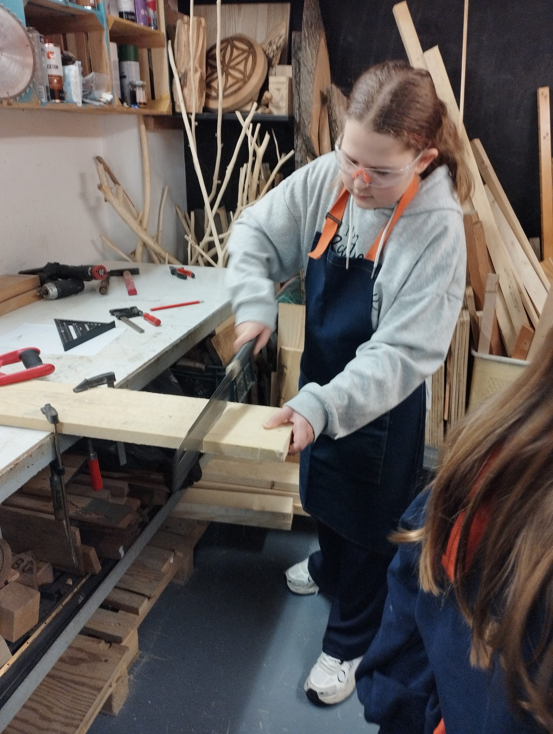 Techniczne i praktyczne zabawy z drewnem – uczniowie klas 5 na warsztatach stolarskich!