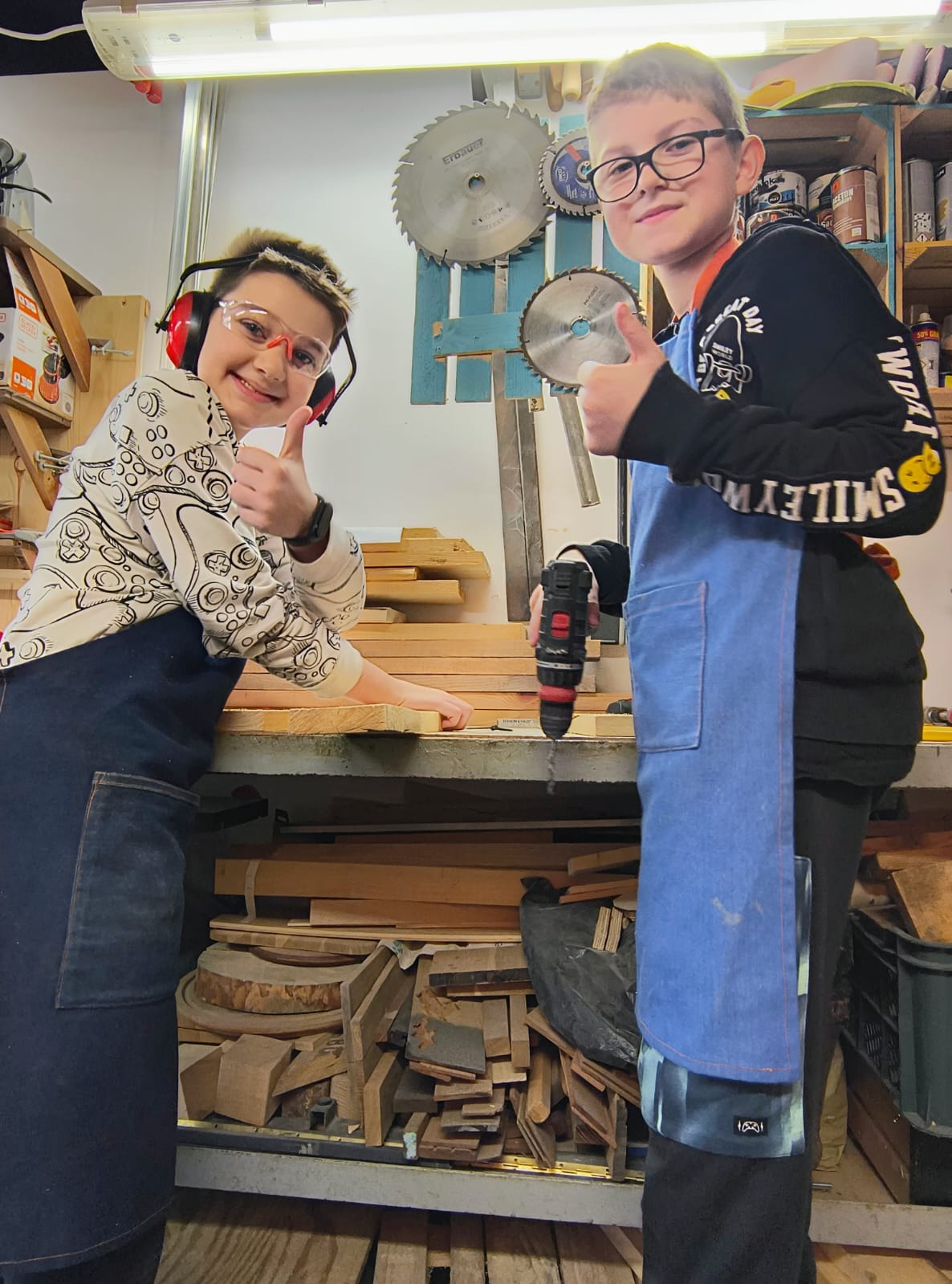 Techniczne i praktyczne zabawy z drewnem – uczniowie klas 5 na warsztatach stolarskich!