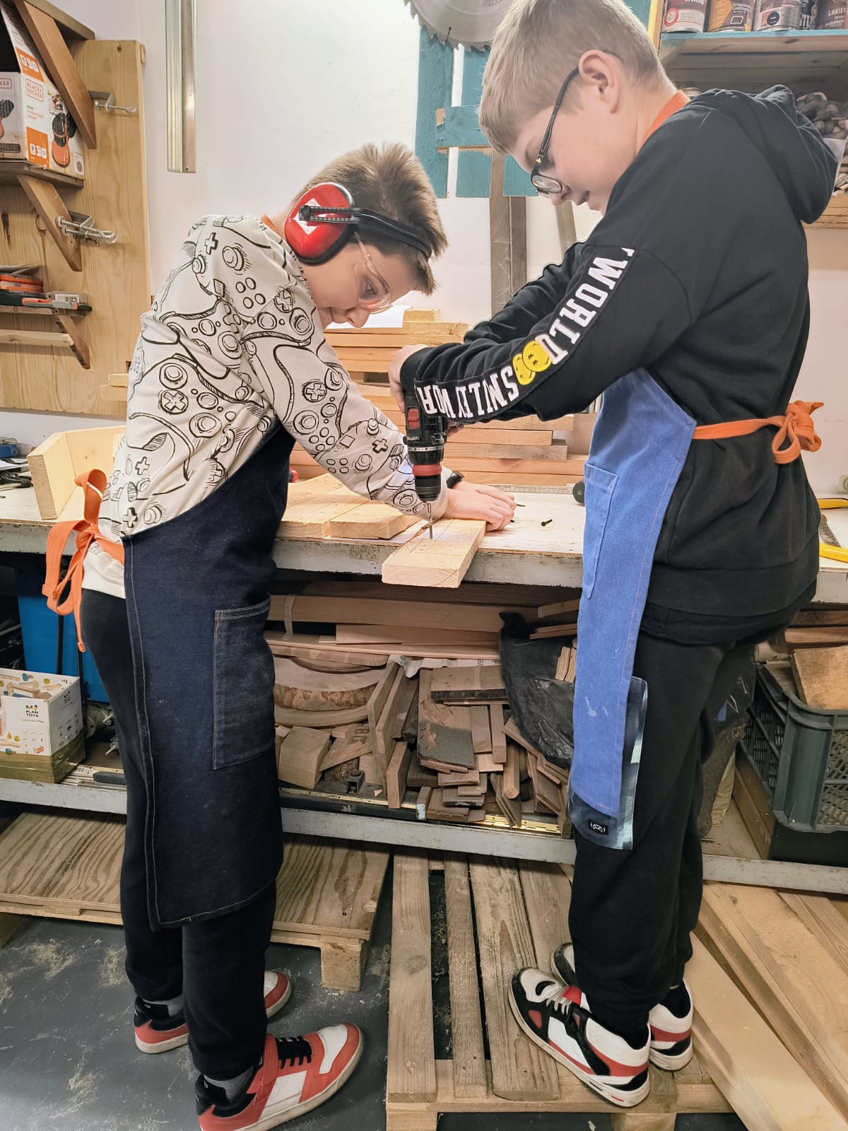 Techniczne i praktyczne zabawy z drewnem – uczniowie klas 5 na warsztatach stolarskich!