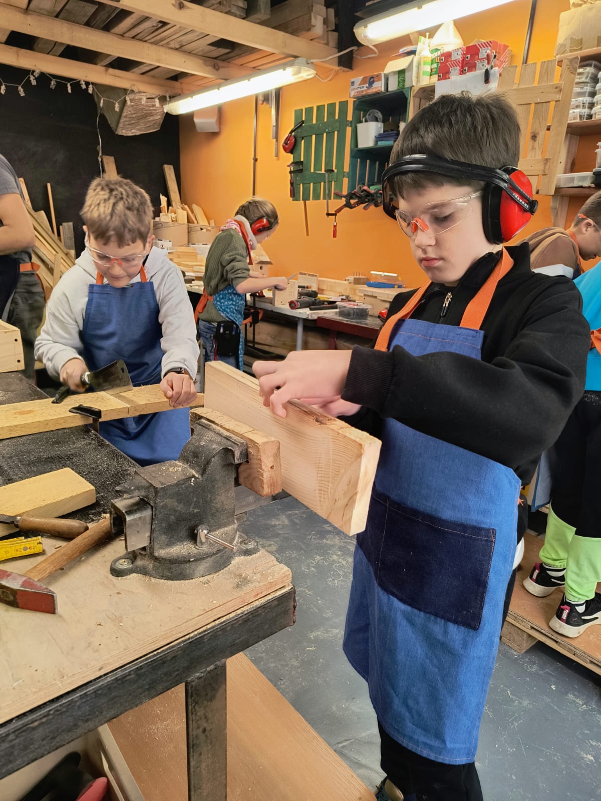 Techniczne i praktyczne zabawy z drewnem – uczniowie klas 5 na warsztatach stolarskich!