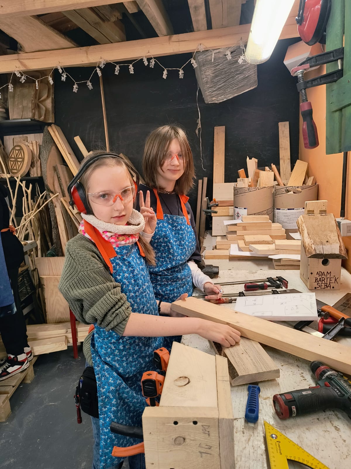 Techniczne i praktyczne zabawy z drewnem – uczniowie klas 5 na warsztatach stolarskich!