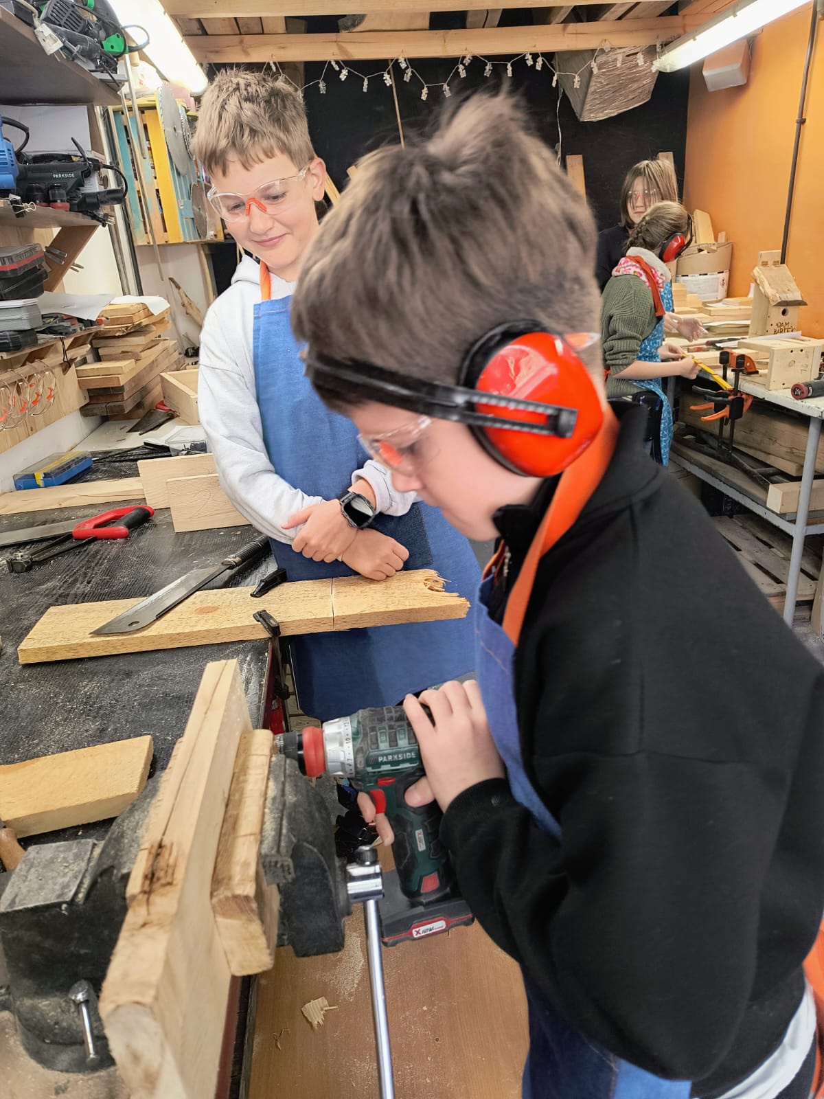 Techniczne i praktyczne zabawy z drewnem – uczniowie klas 5 na warsztatach stolarskich!