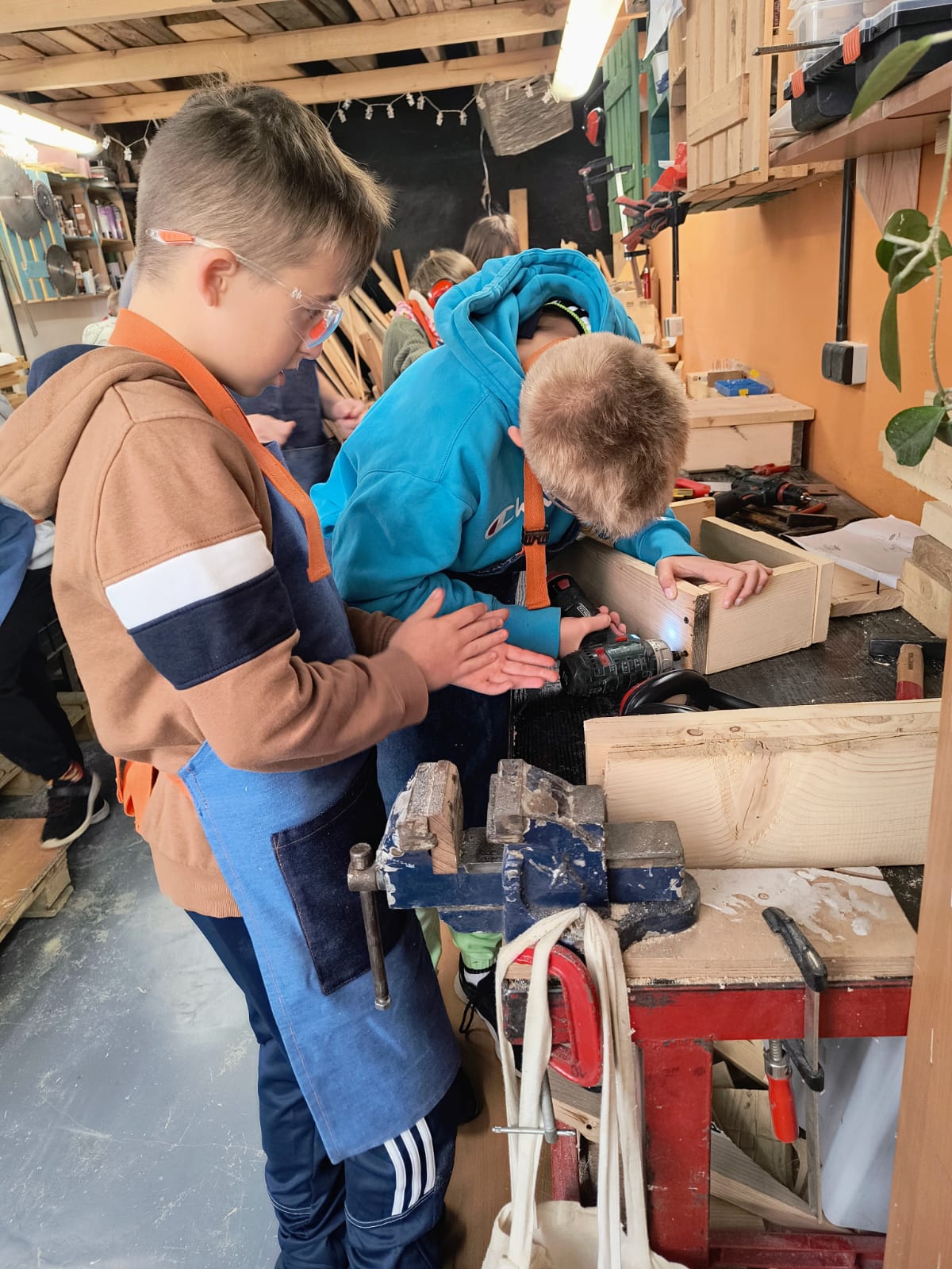 Techniczne i praktyczne zabawy z drewnem – uczniowie klas 5 na warsztatach stolarskich!