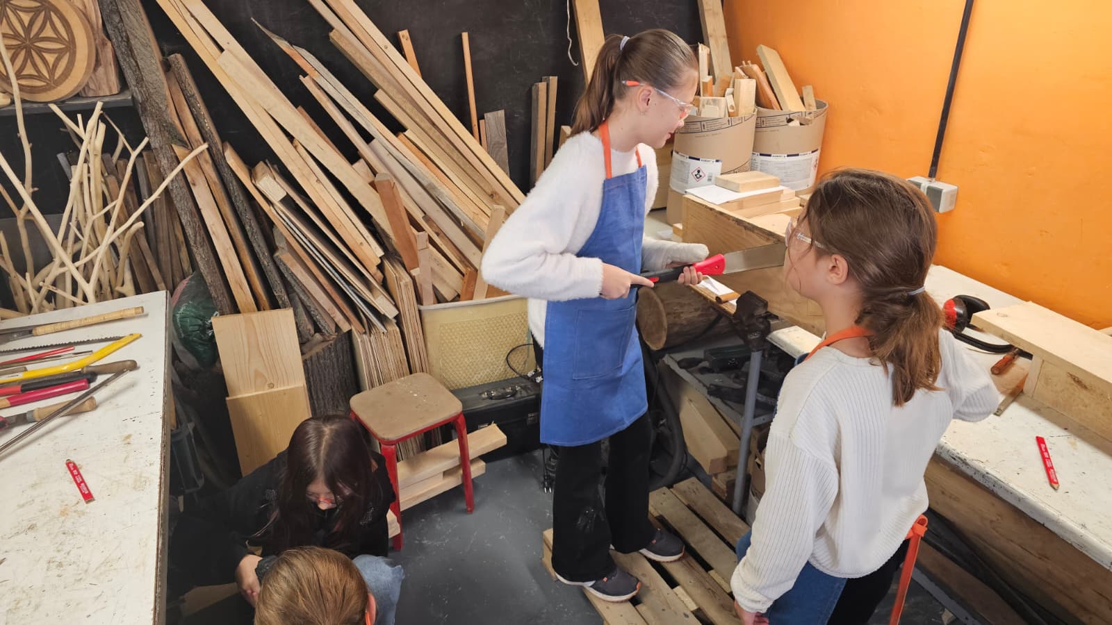 Techniczne i praktyczne zabawy z drewnem – uczniowie klas 5 na warsztatach stolarskich!