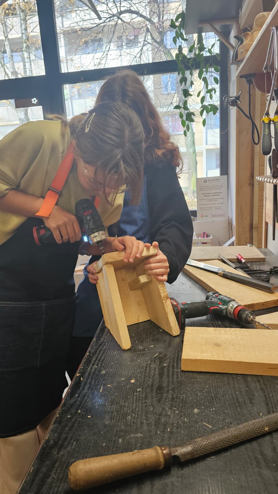 Techniczne i praktyczne zabawy z drewnem – uczniowie klas 5 na warsztatach stolarskich!