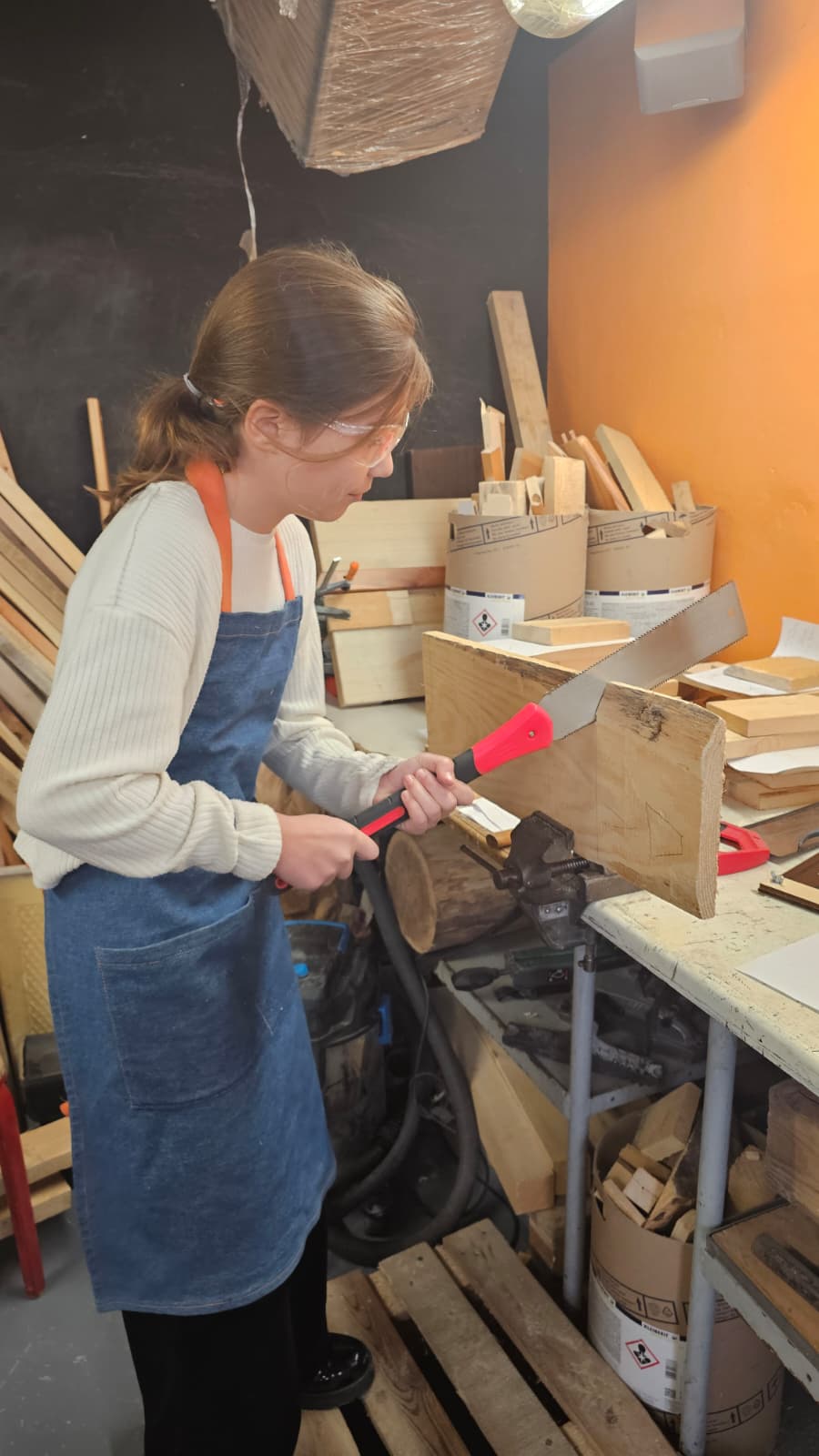 Techniczne i praktyczne zabawy z drewnem – uczniowie klas 5 na warsztatach stolarskich!