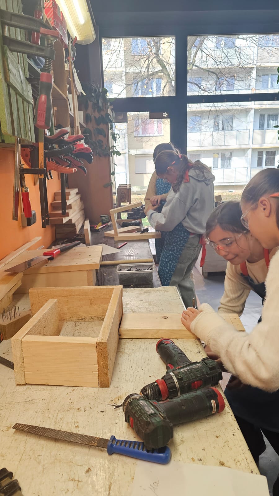 Techniczne i praktyczne zabawy z drewnem – uczniowie klas 5 na warsztatach stolarskich!