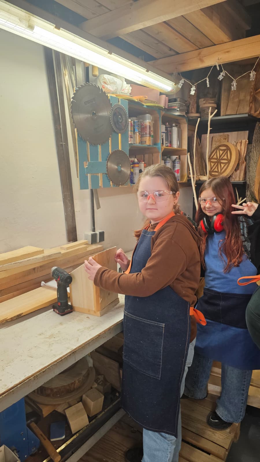 Techniczne i praktyczne zabawy z drewnem – uczniowie klas 5 na warsztatach stolarskich!