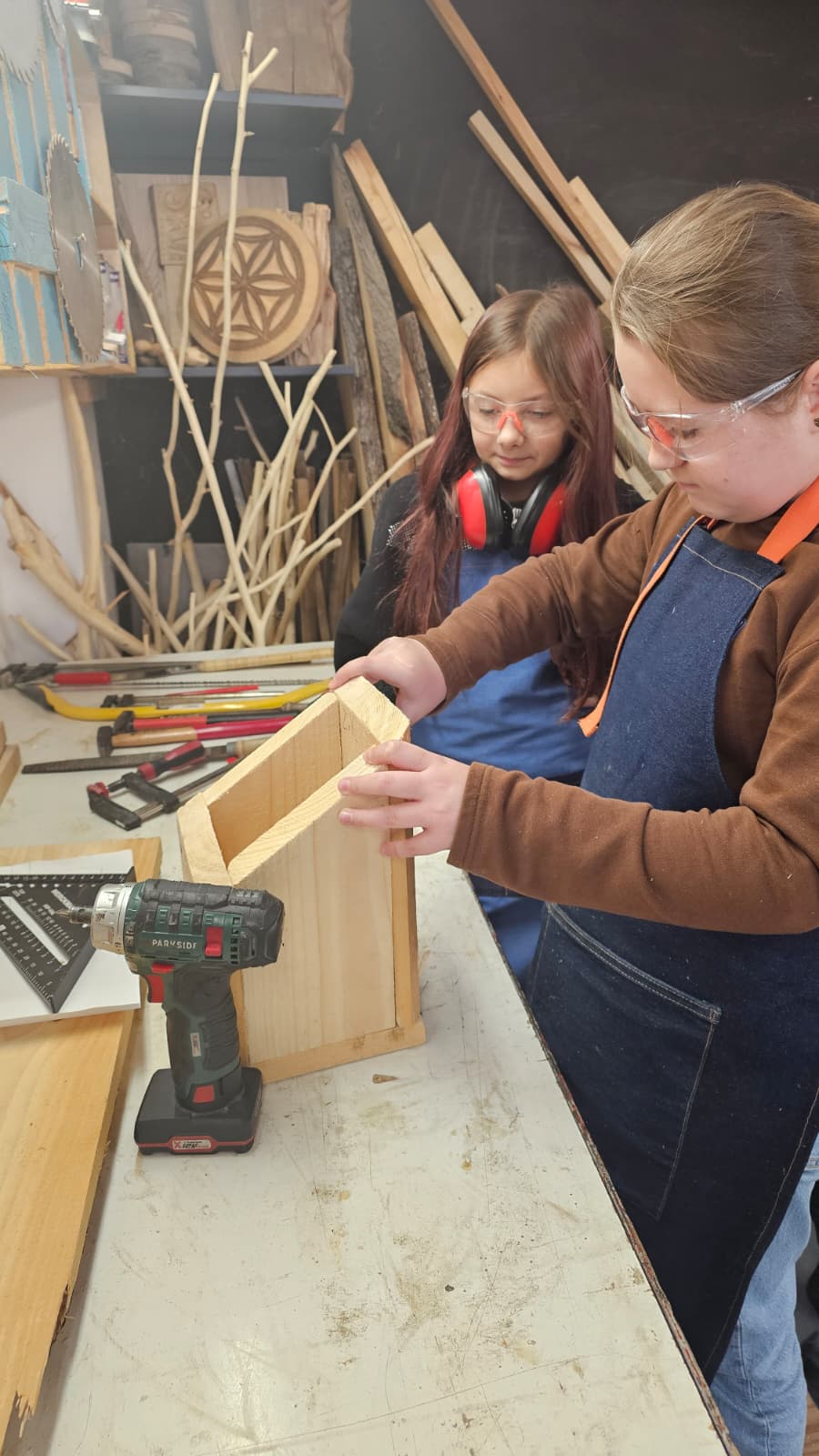 Techniczne i praktyczne zabawy z drewnem – uczniowie klas 5 na warsztatach stolarskich!